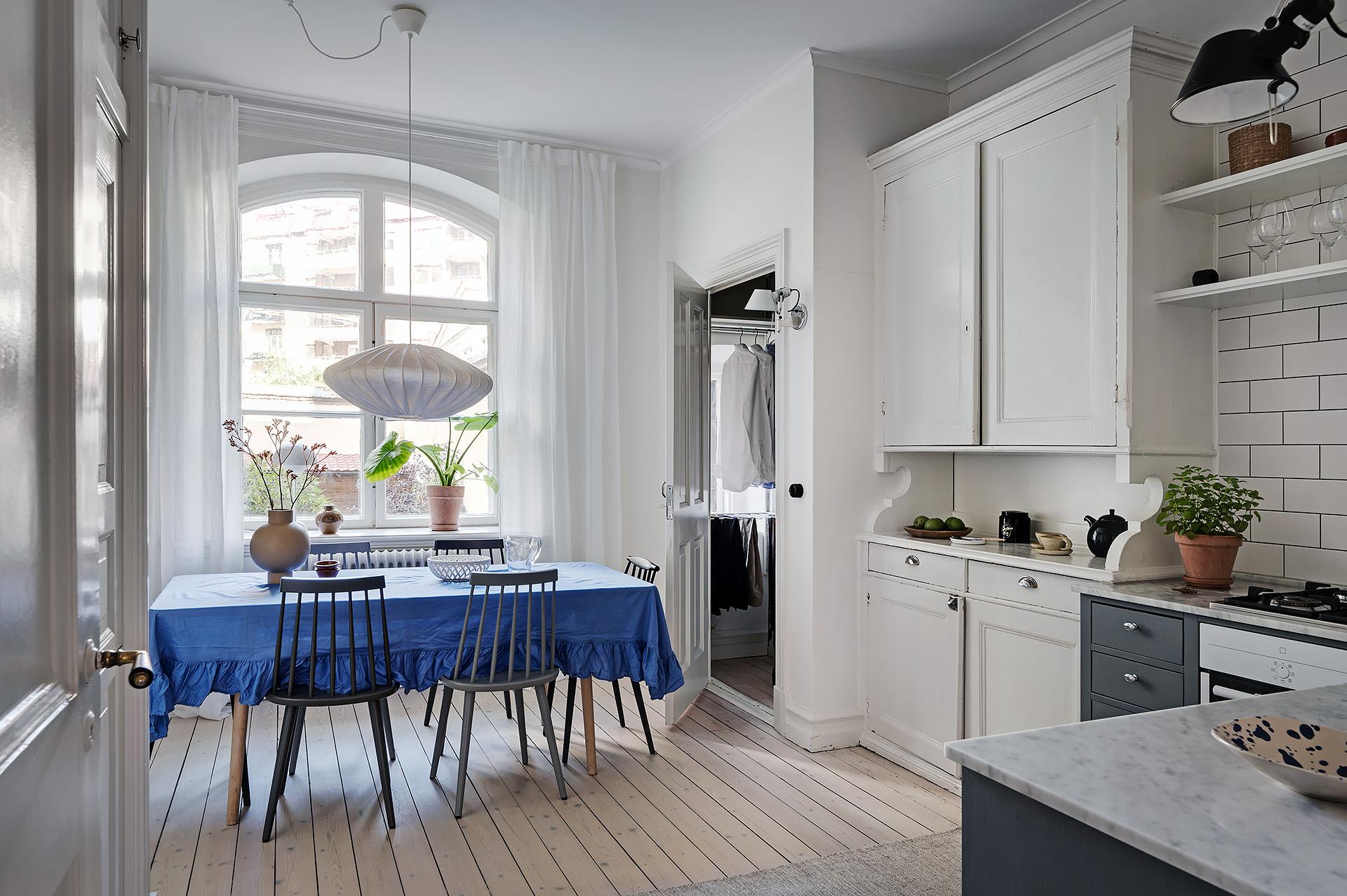 Stort ”lantkök” med plats för rejält matbord