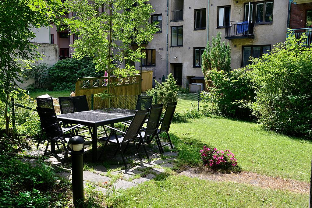 Ljuvlig innergård som nu står i grönska
