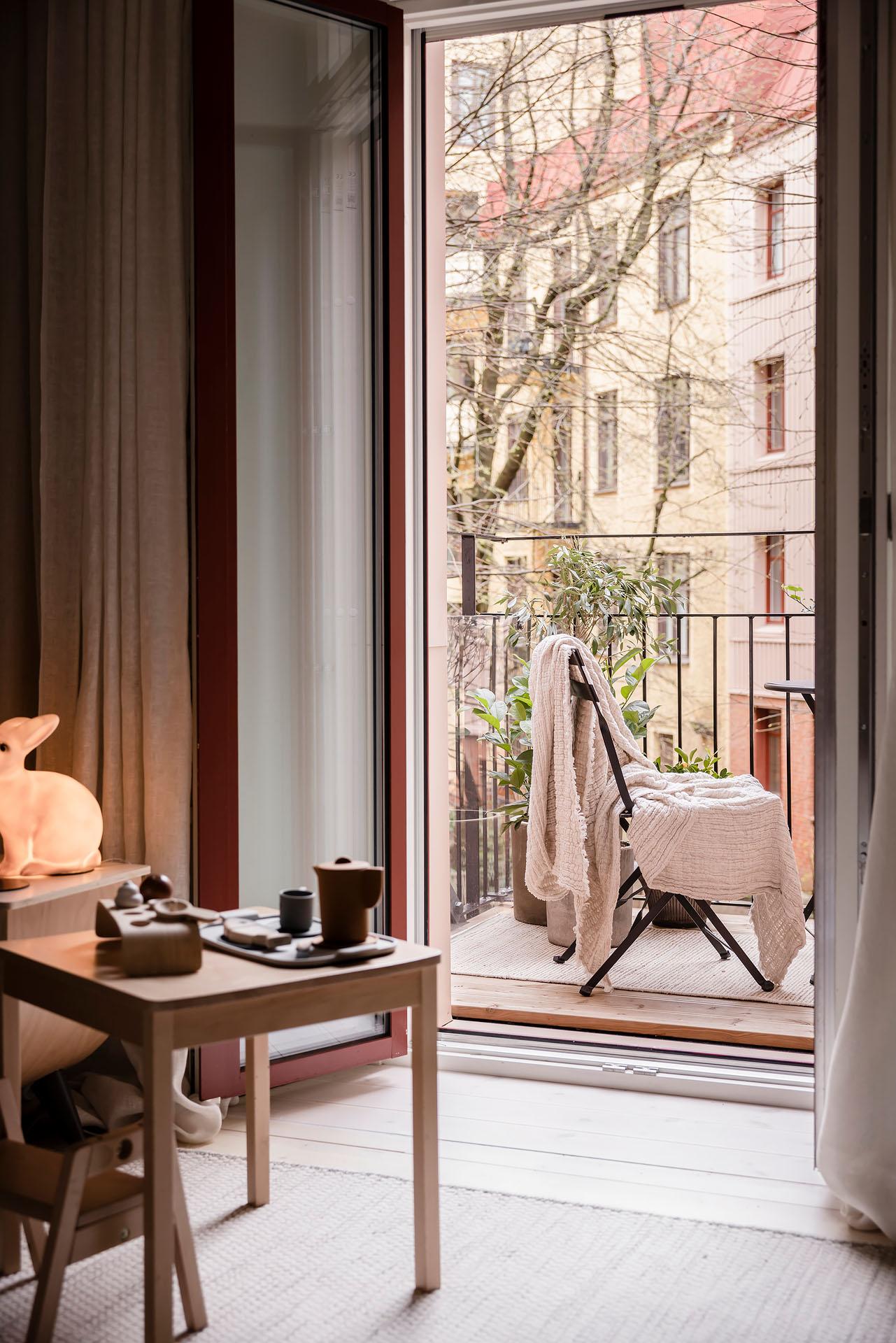 Via glasade dörrar nås den nybyggda balkongen