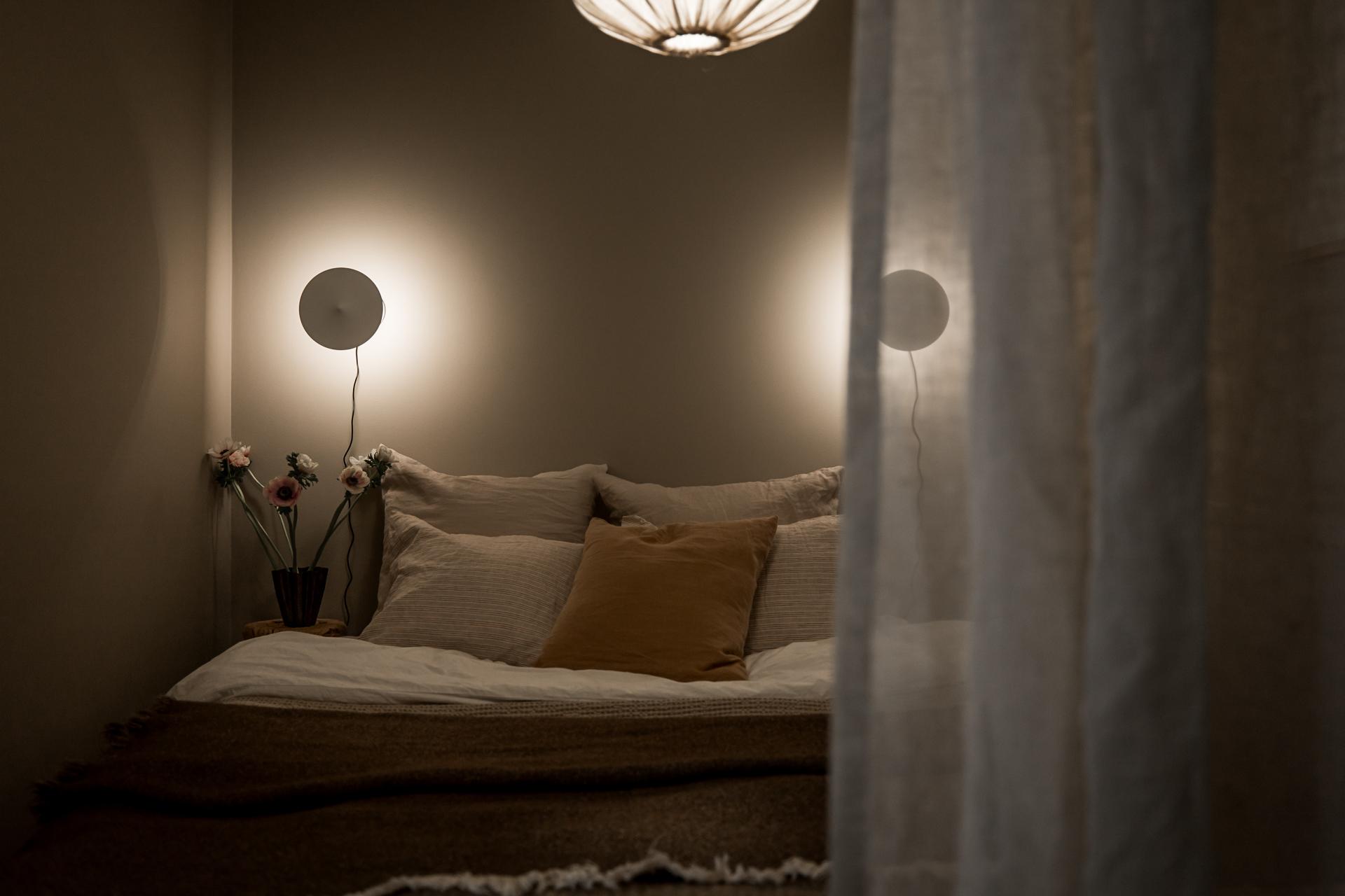 Sovalkoven rymmer dubbelsäng och nattduksbord, perfekt avskiljt från de sociala ytorna