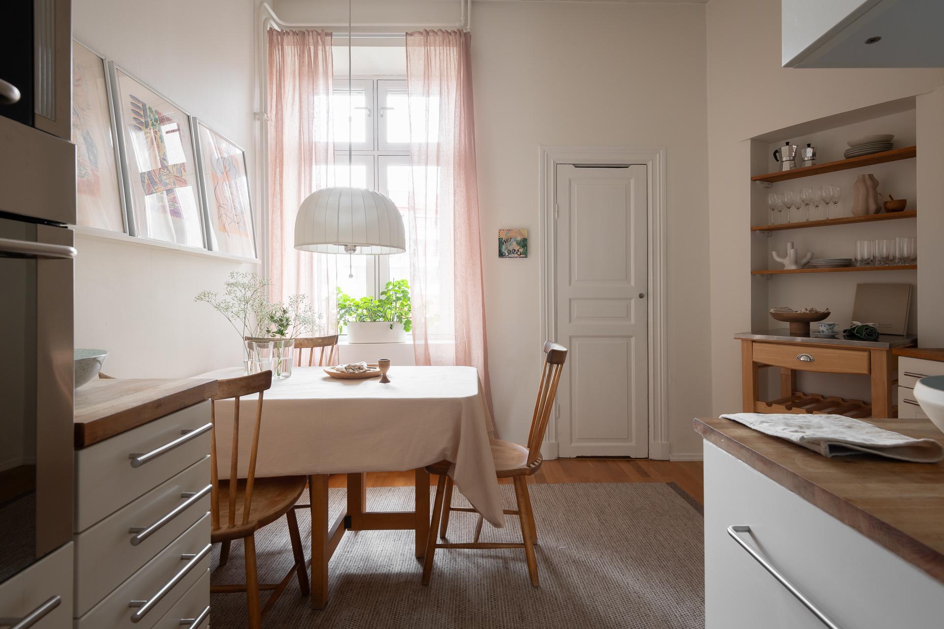 Köket vetter idag mot gården