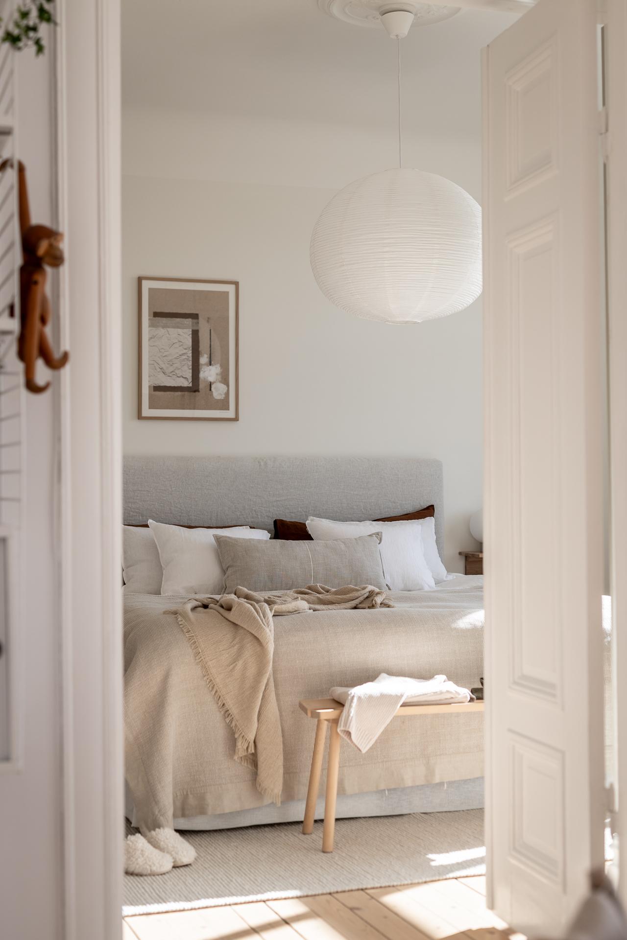 Pardörrar i spegelutförande skiljer rummen åt