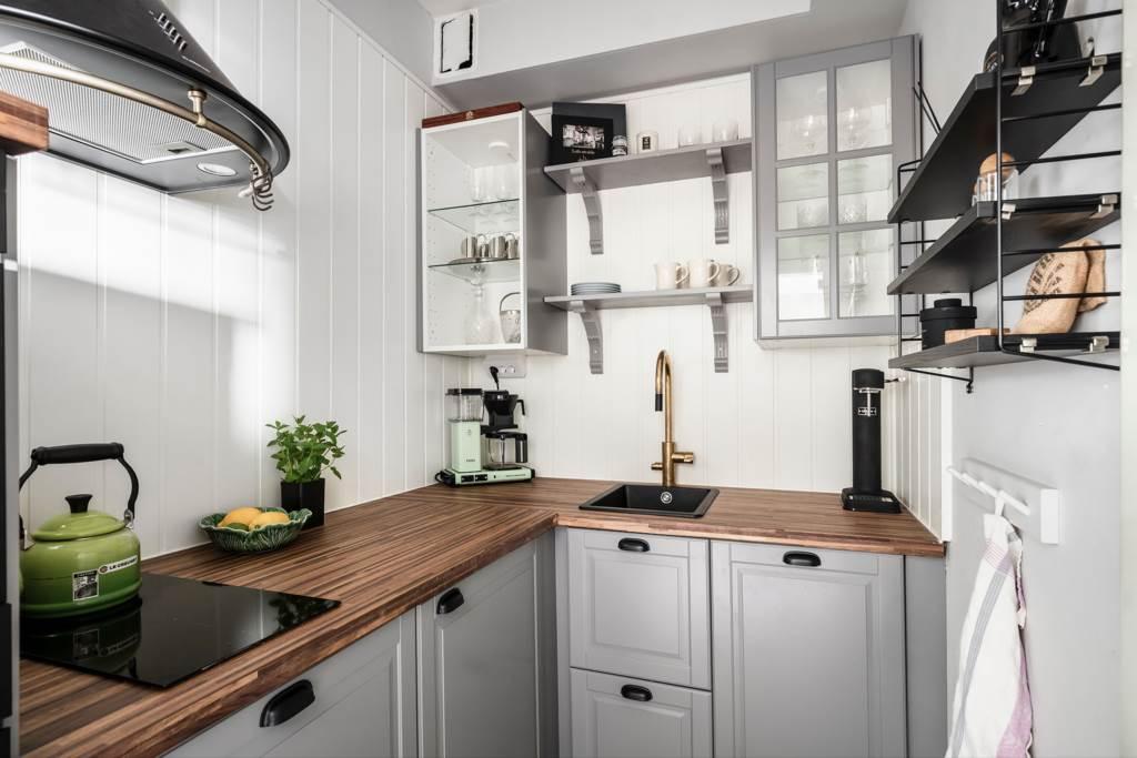 Sedan bilden togs har vitrinluckan kommit på plats.