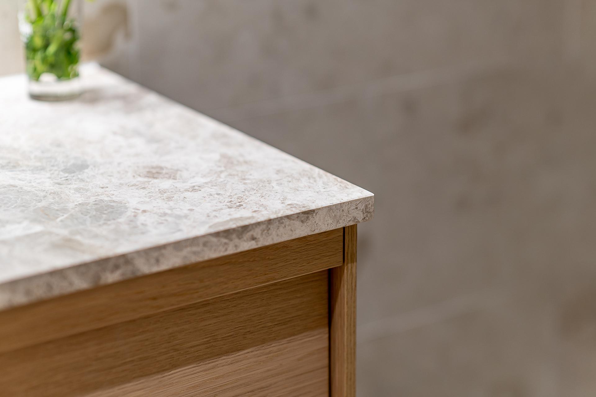 Vilket badrum. Känslan av smakfull lyx och skandinaviskt ljus.