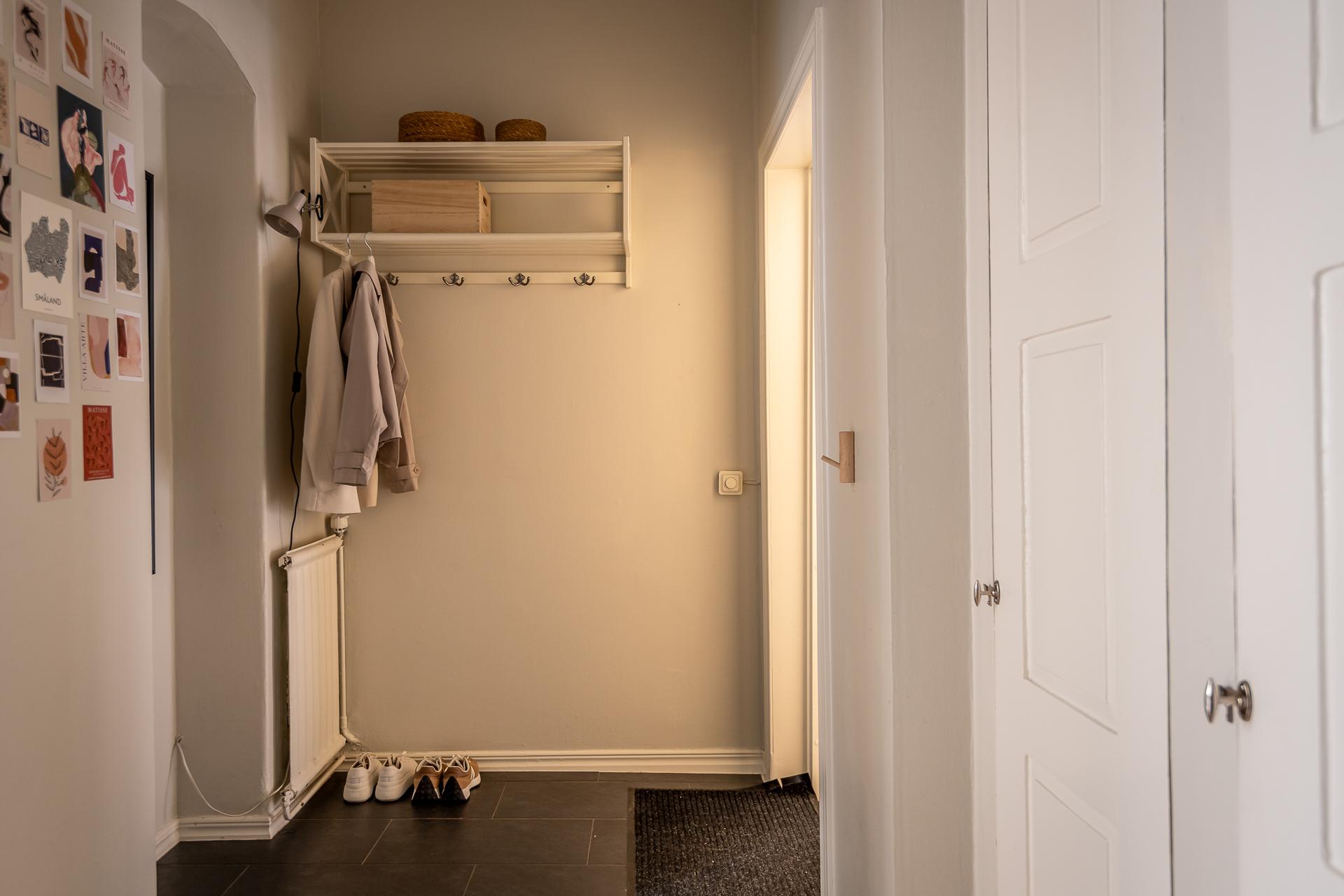 Hall med klinkergolv och bevarad originalinredning