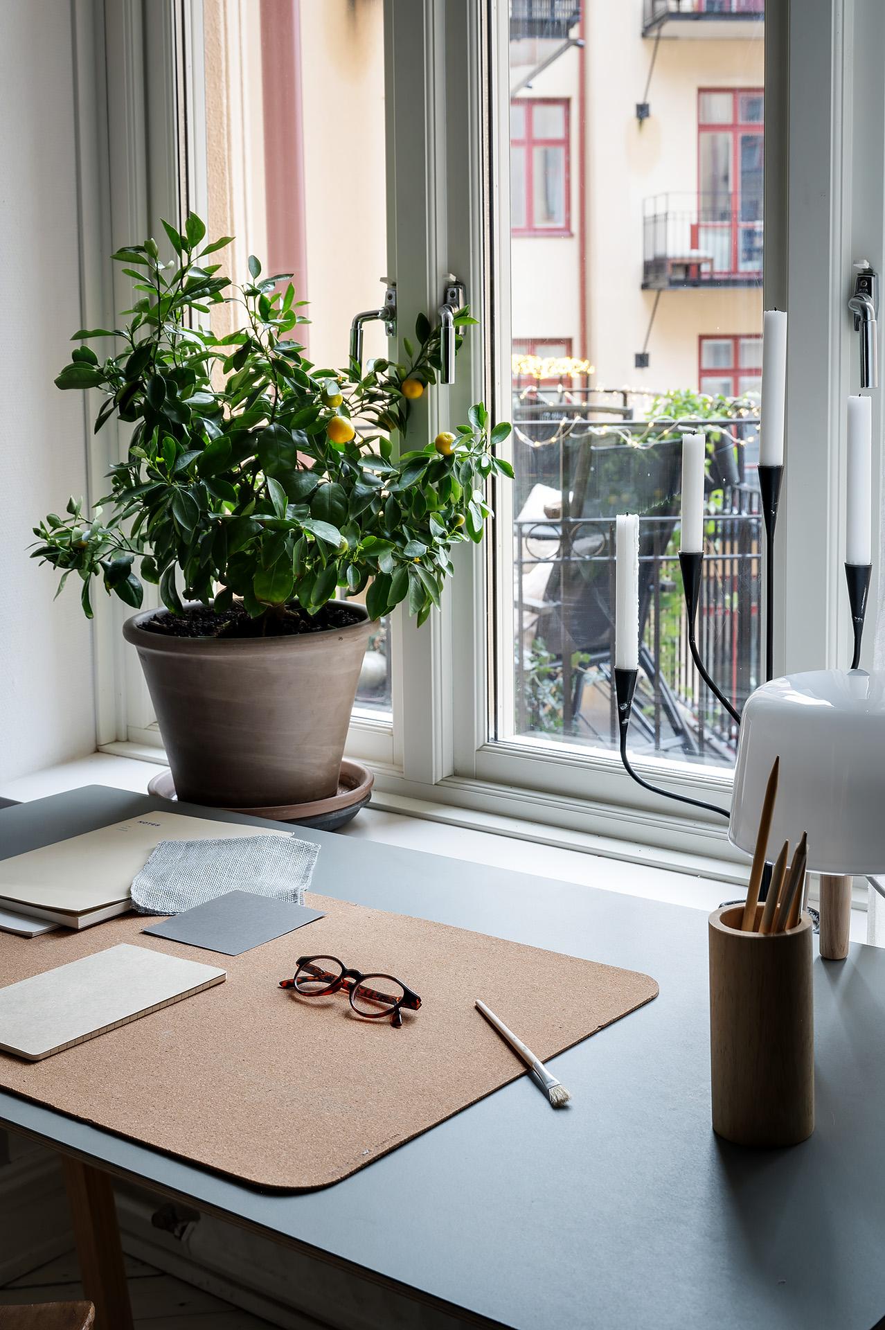 Här ryms ett skrivbord intill fönstret