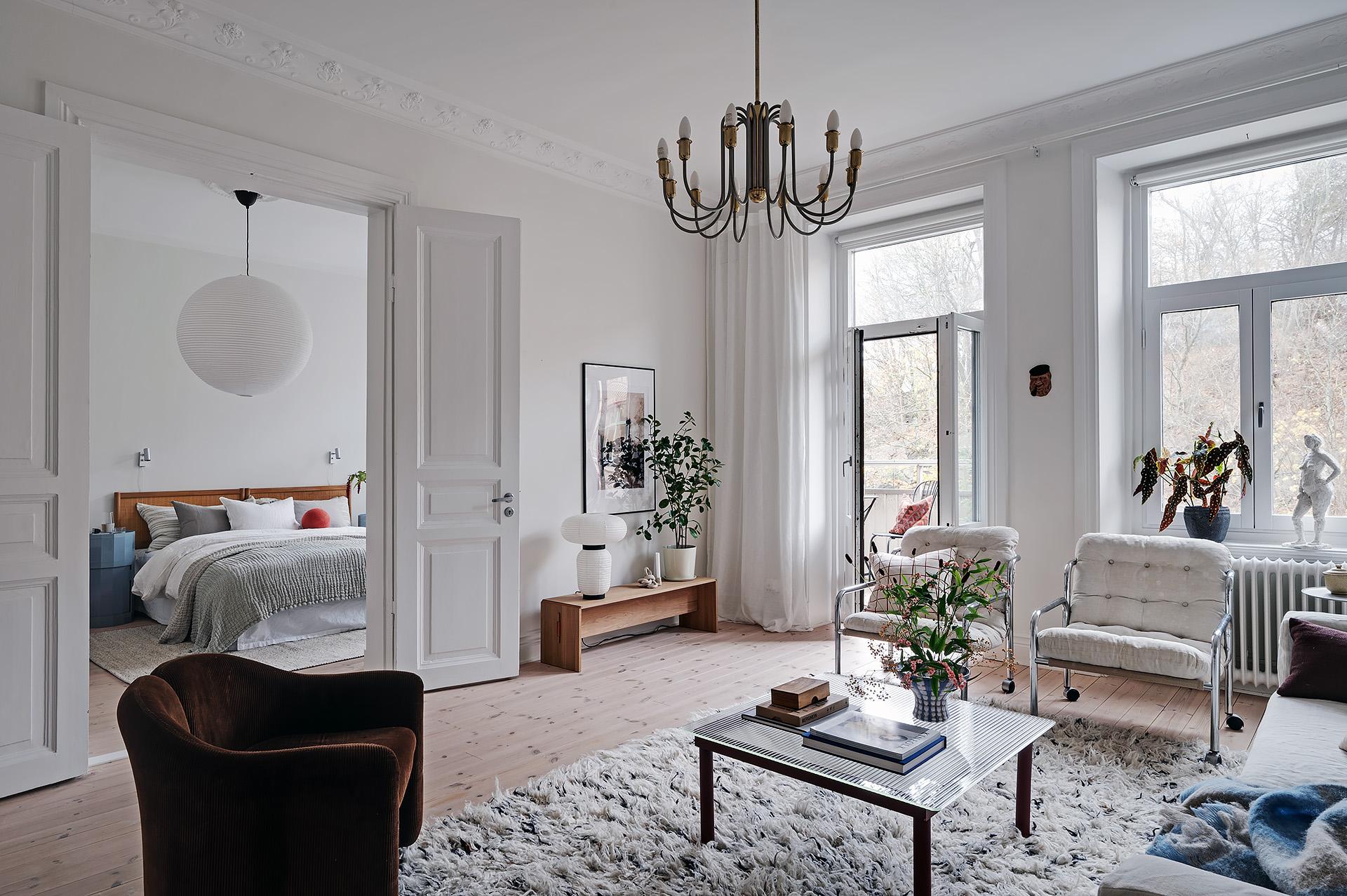 Drömtrea med grönskan utanför fönstren