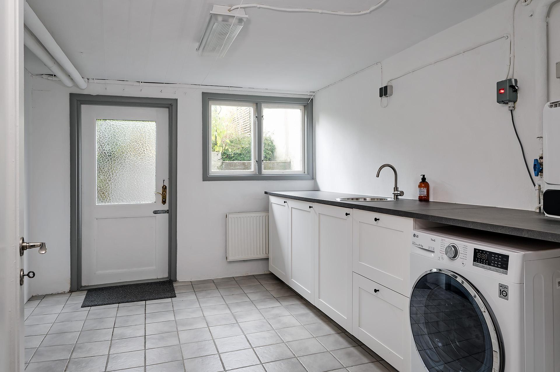 Tvättstugan kan nås utan att gå igenom lägenheten