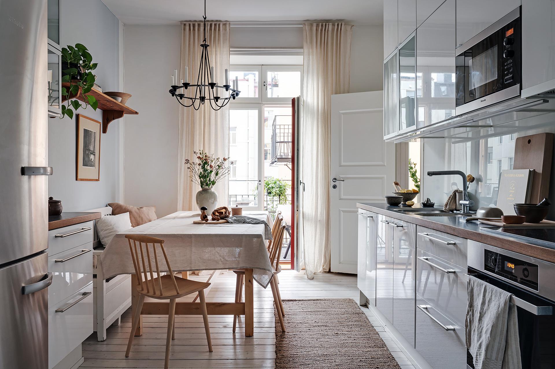 Stort kök med utgång till den andra balkongen