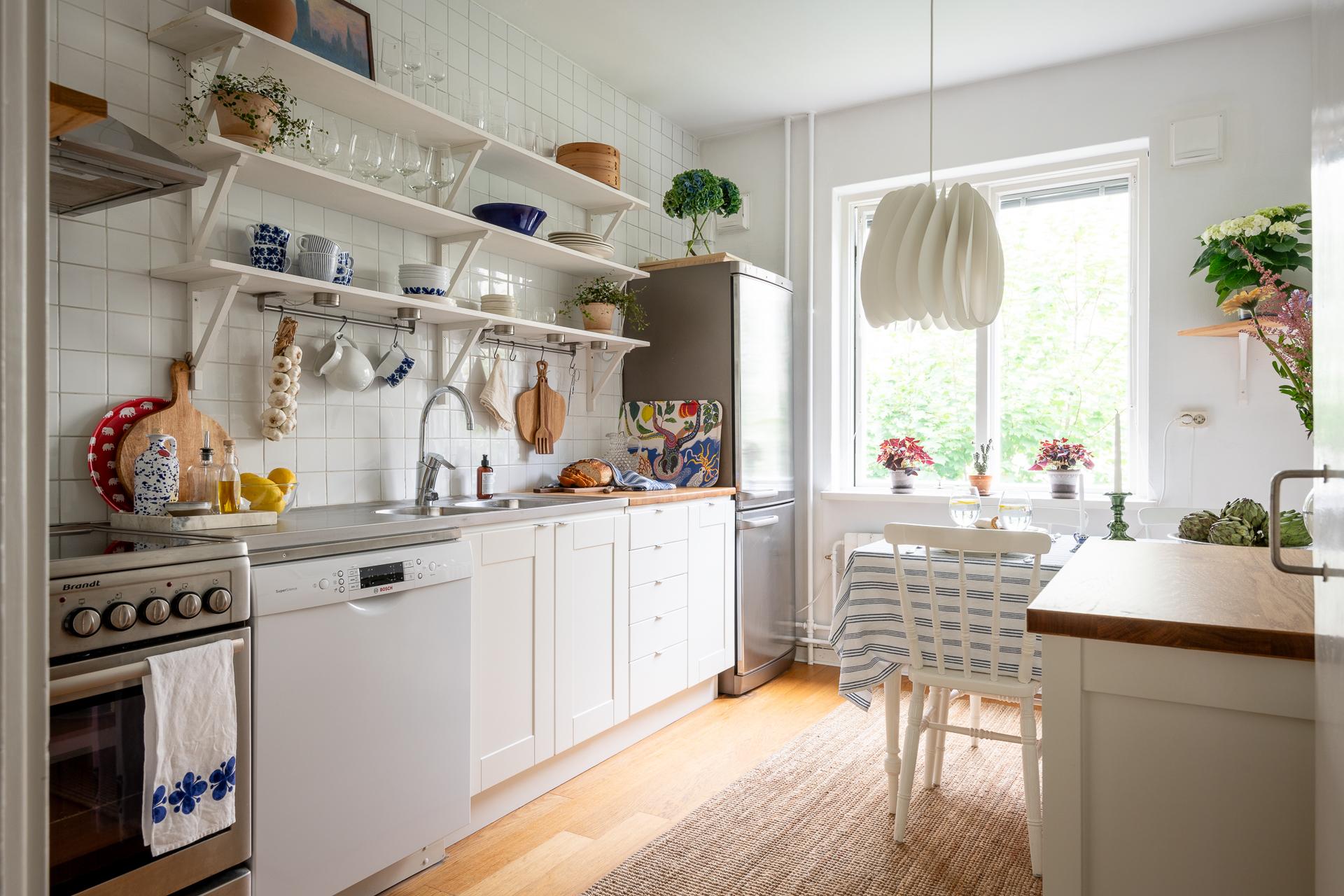 Fullutrustat stort kök med diskmaskin