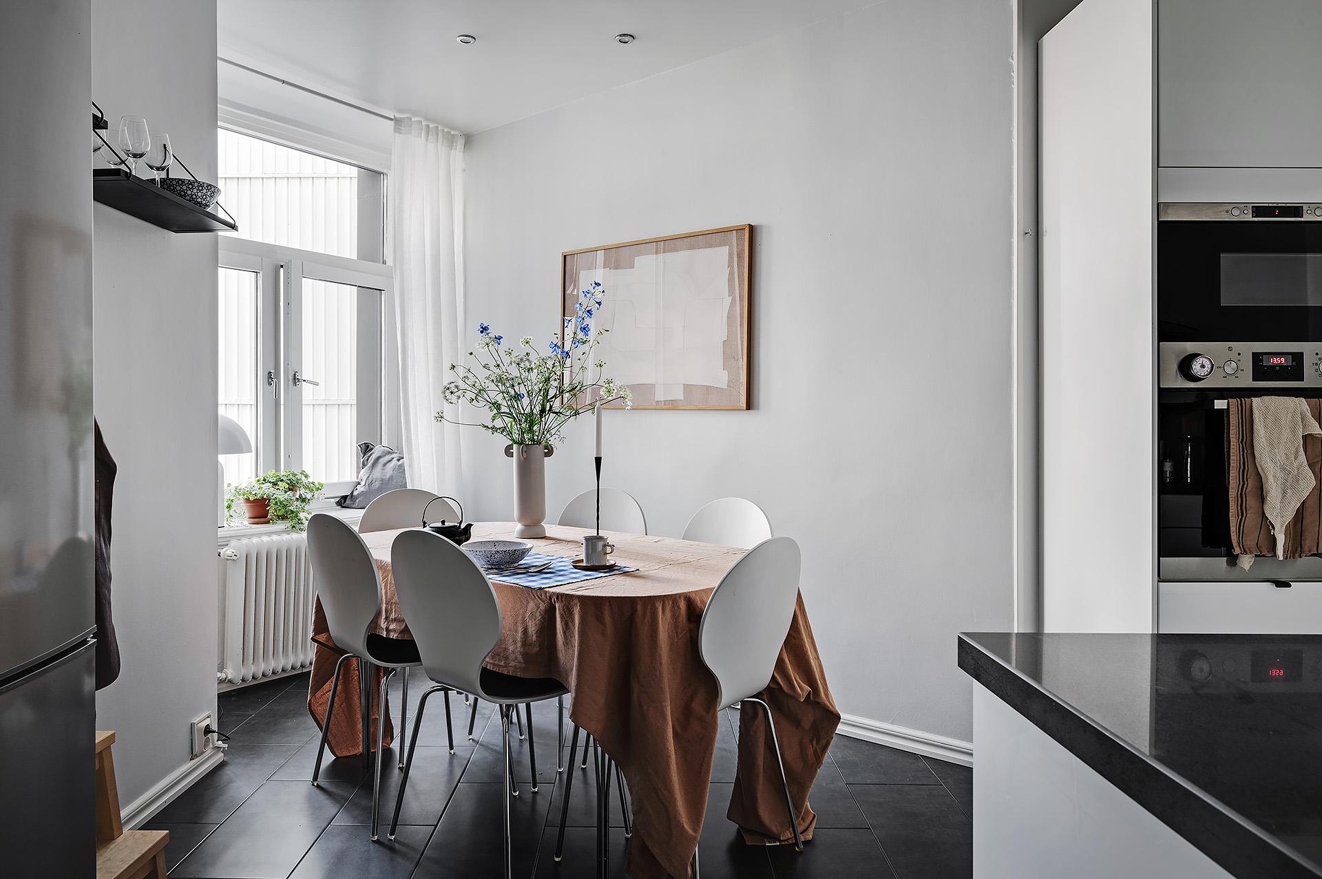 Mysig matplats intill fönstret