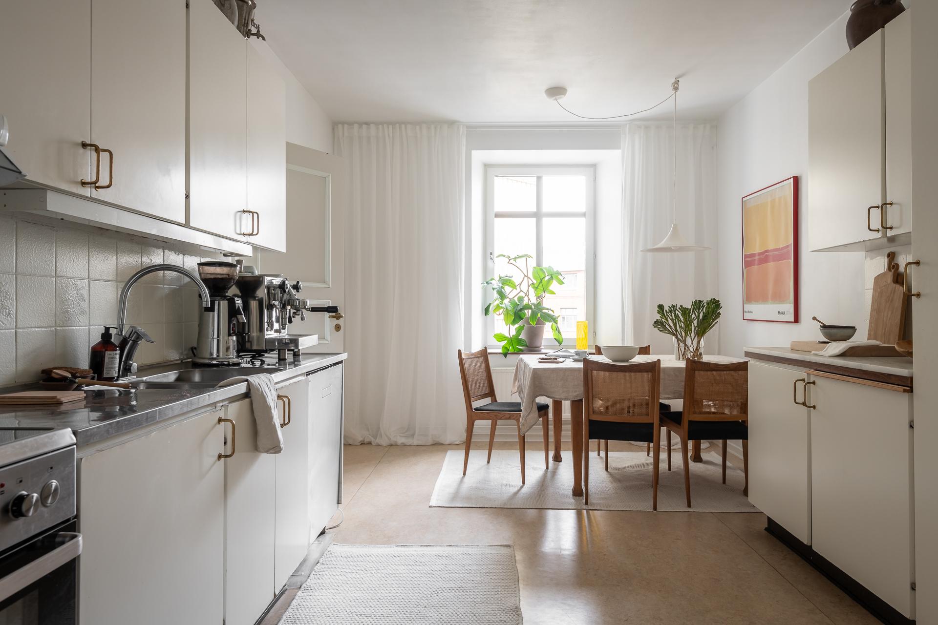 Ett rymligt kök mot innergården