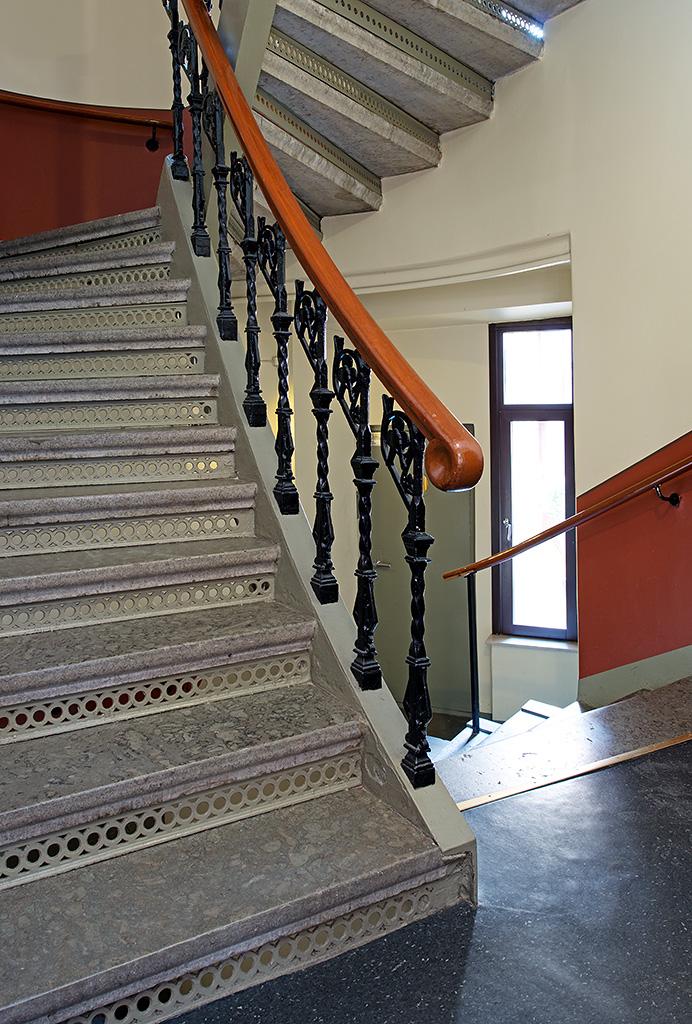 ... och tidstypiska smidesräcken