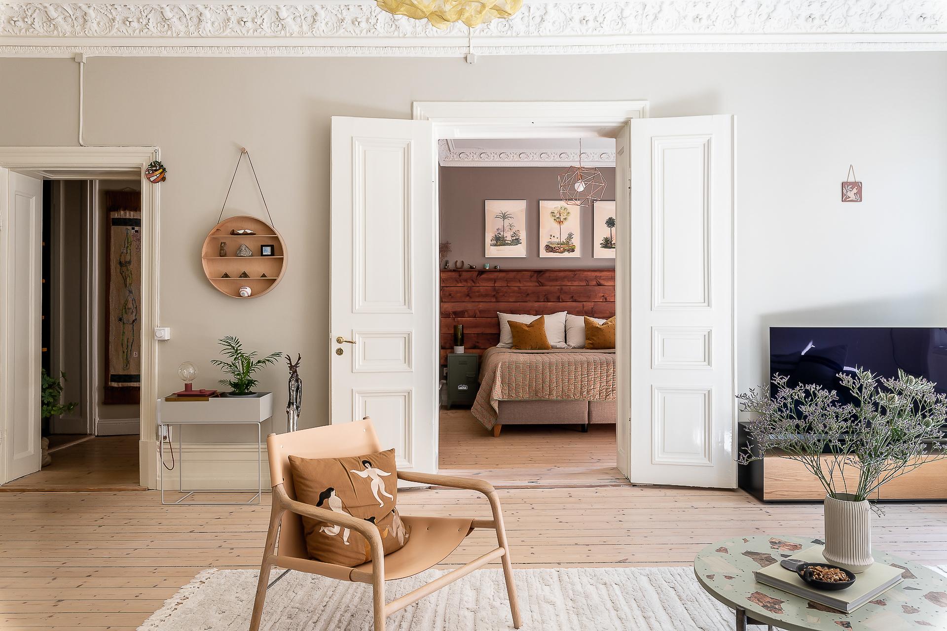 Två höga franska dörrar öppnar mot sovrummet.