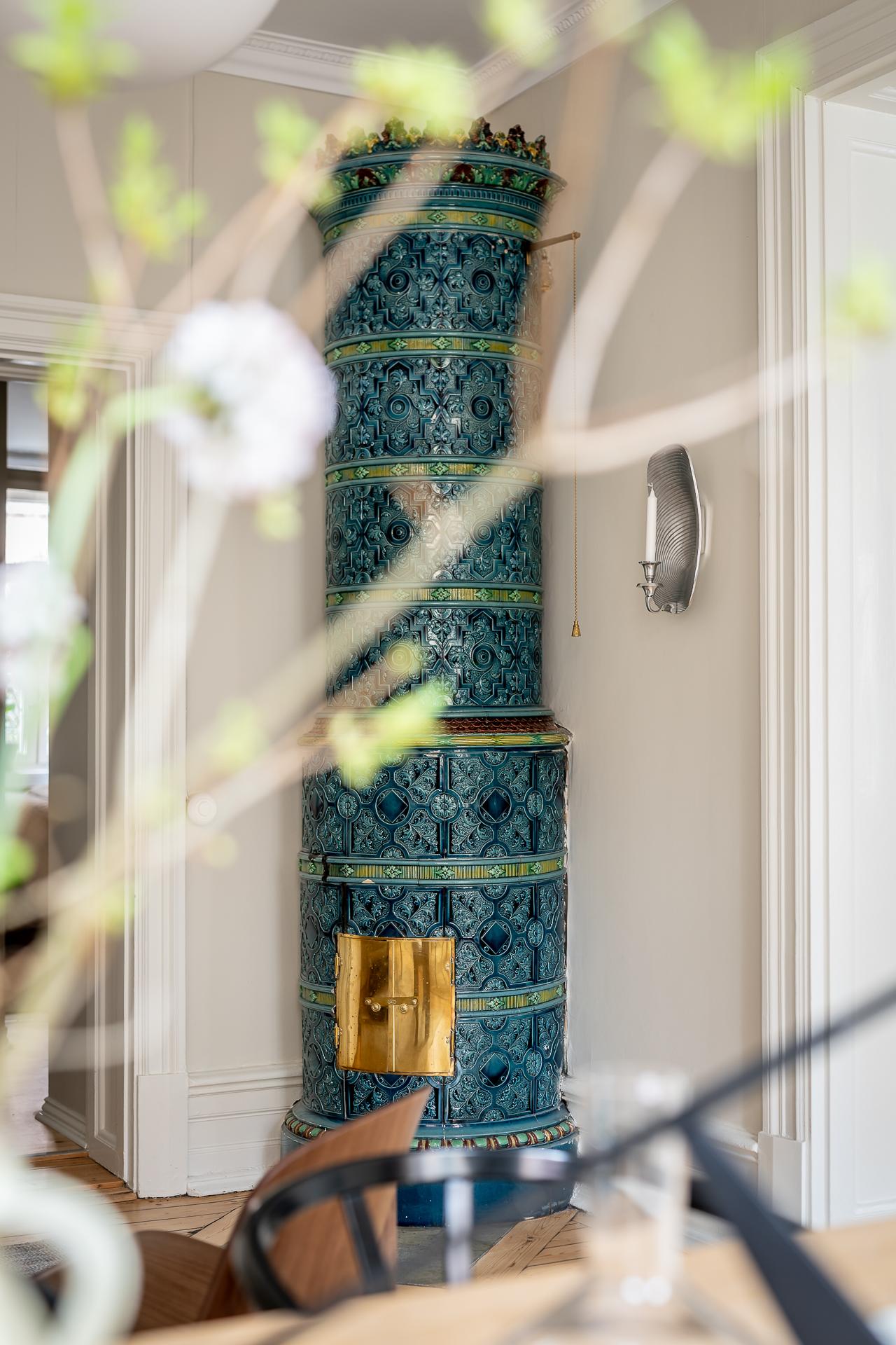 Kakelugnen i matsalen är ett smycke men ej i bruk