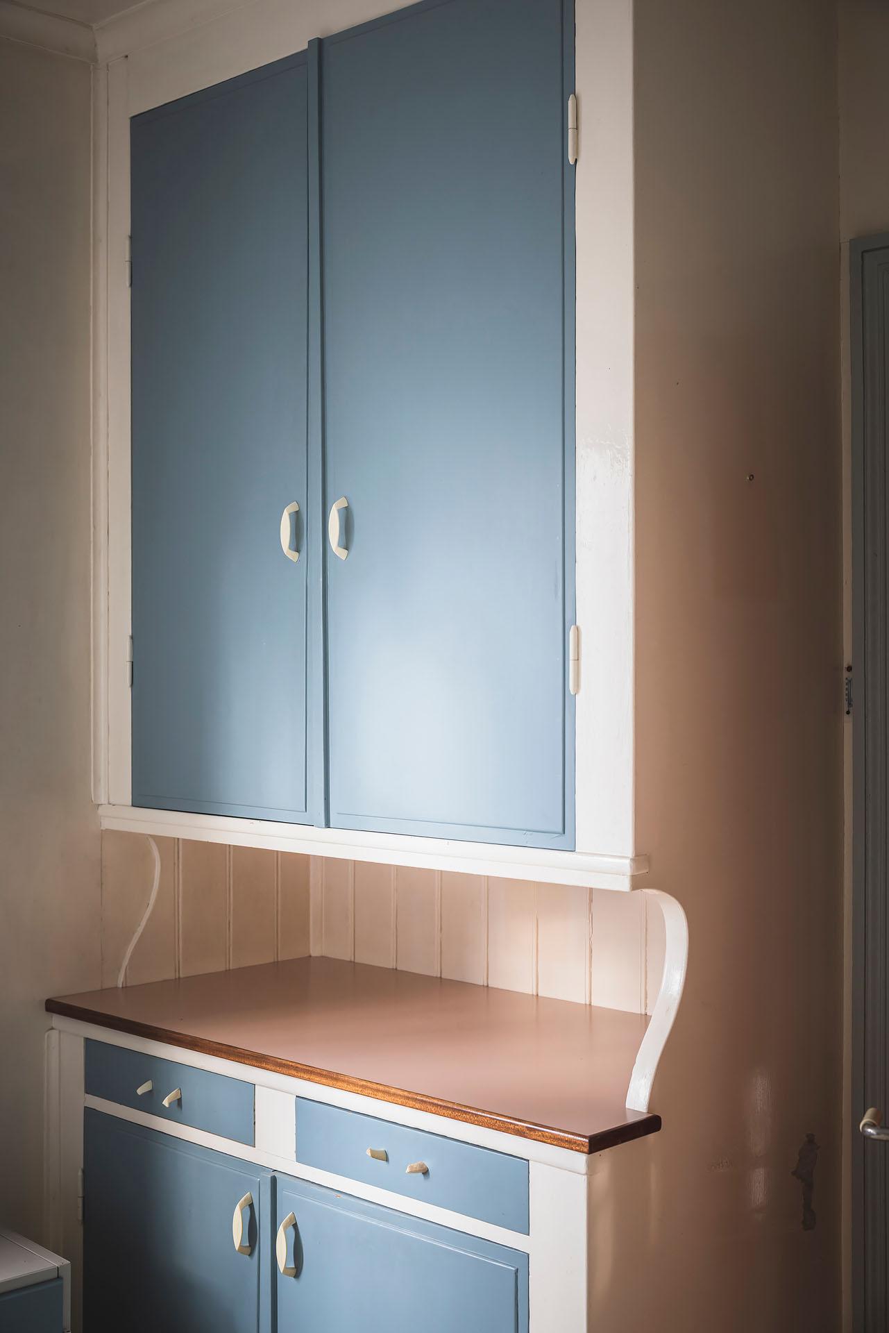 Ta bort skivorna och låt skåpets originalluckor synas igen