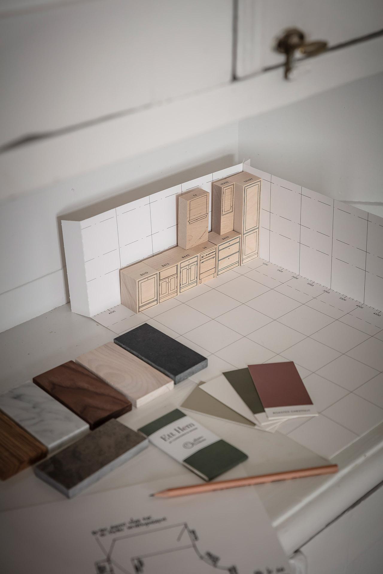 ...där dörröppningen mot sovrummet satts igen för att skapa större arbetsytor