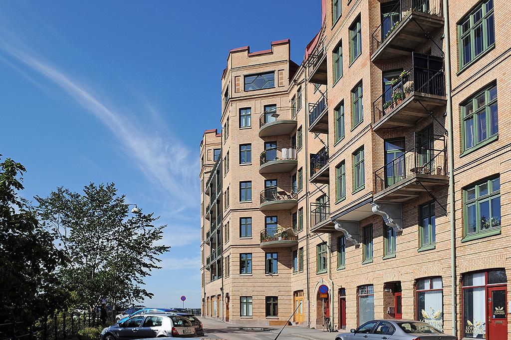 Längs med Arsenalsgatan står fastigheterna på rad i södersol