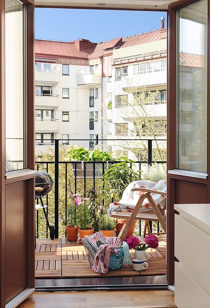 Från sovrummet nås den större balkongen