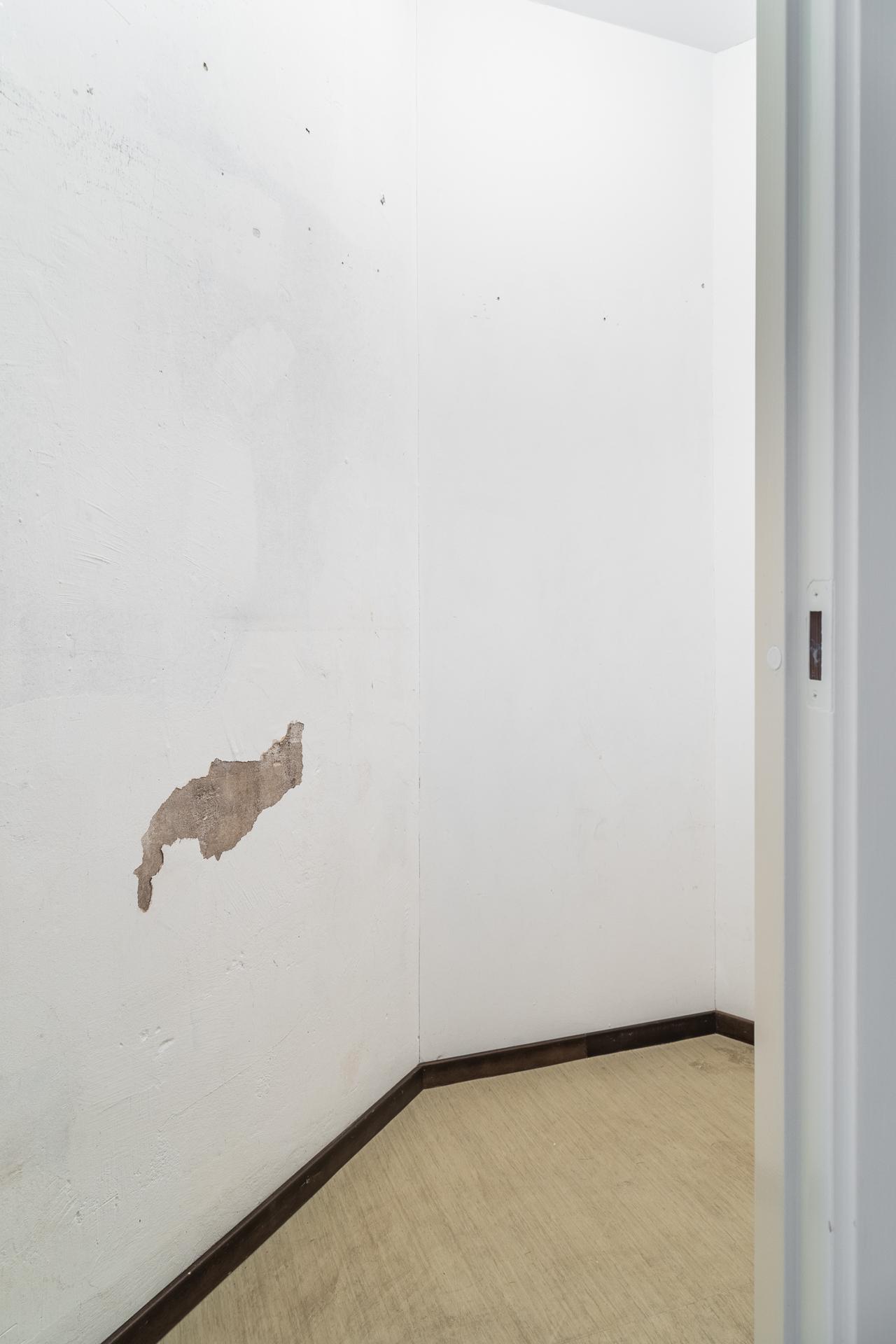 Lågupplöst ... och ingång till en rymlig klädkammare