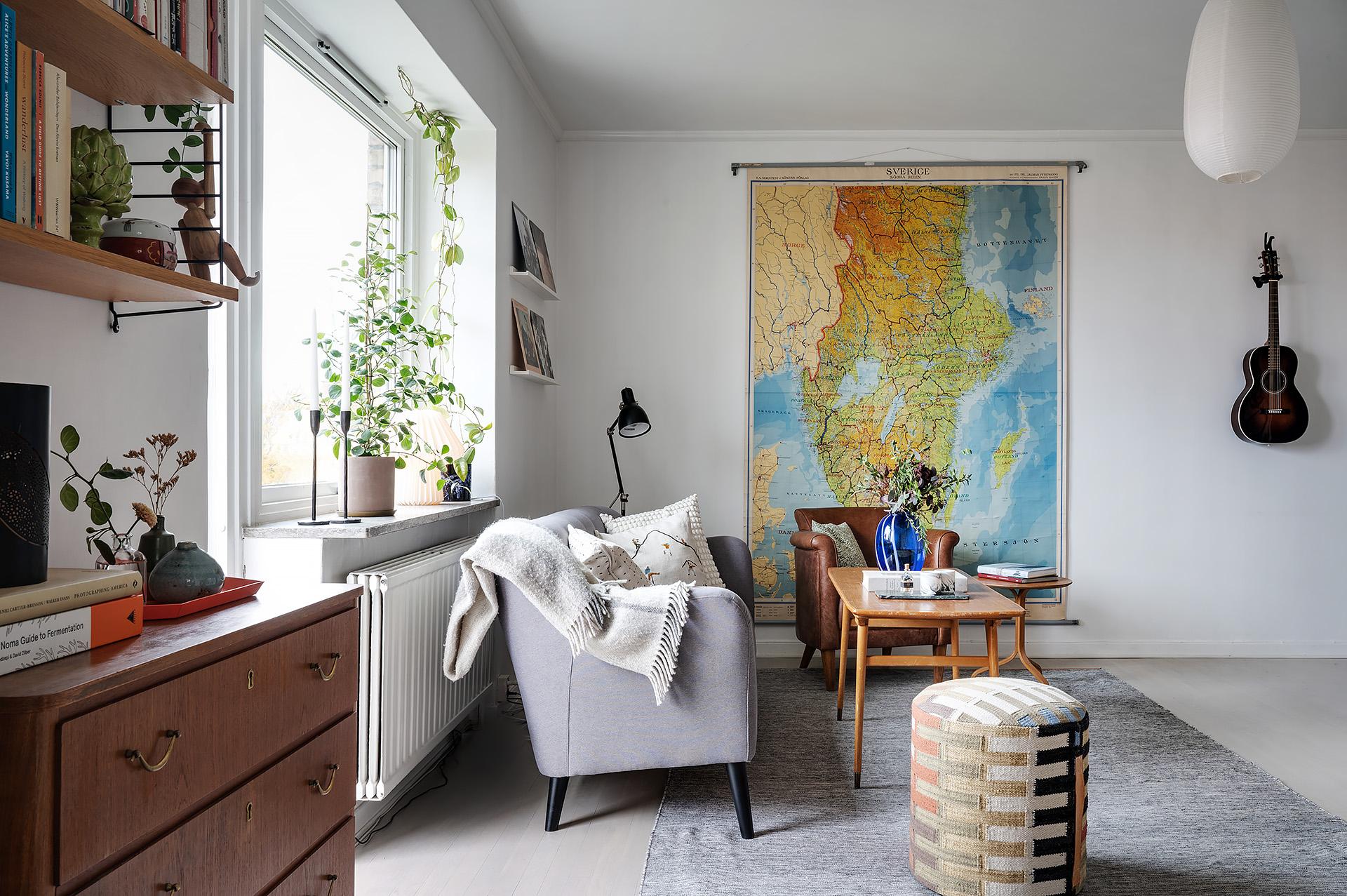 Väggen med kartan vetter mot köket - en del har valt att öppna upp här