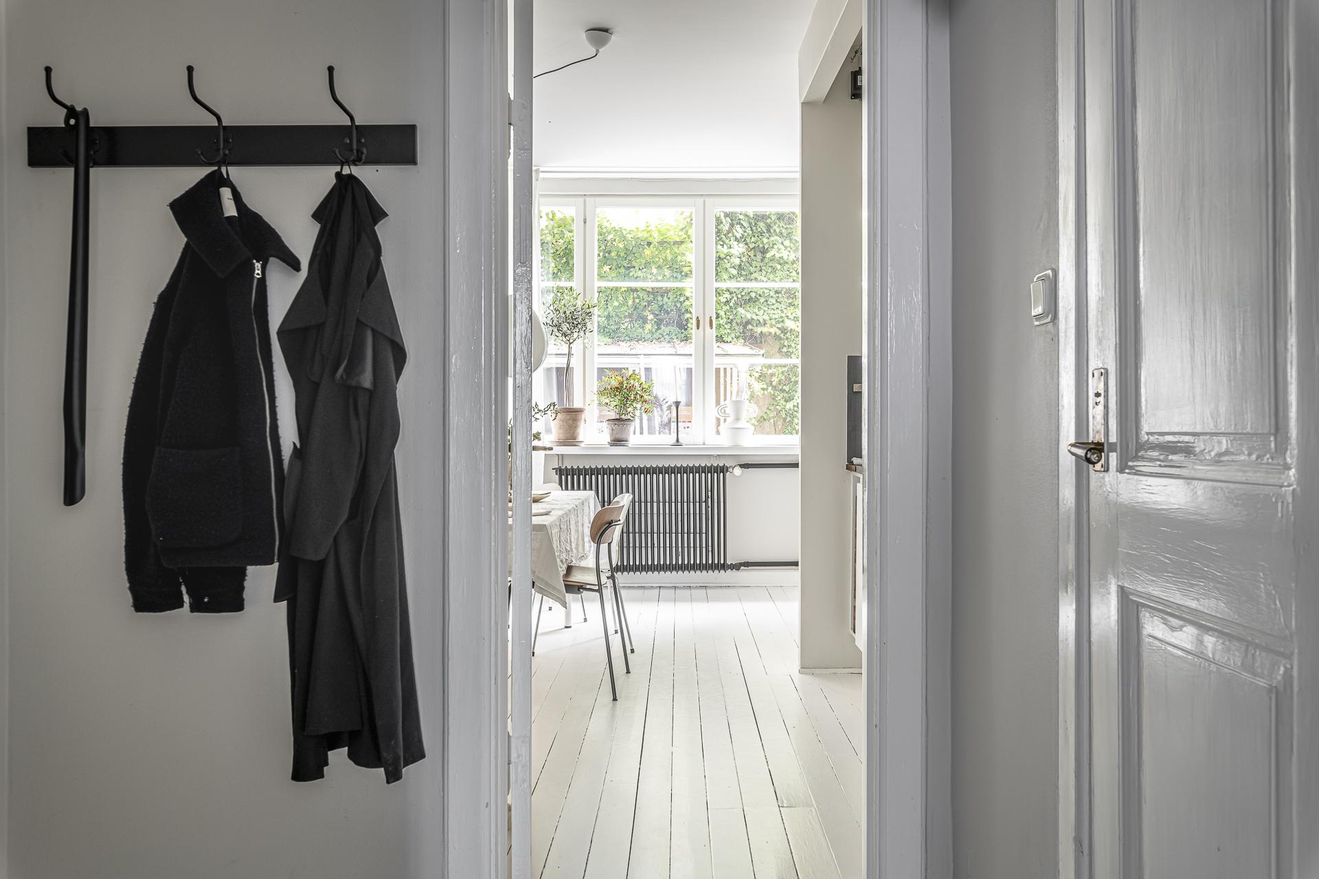 Genomgående vitmålade brädgolv