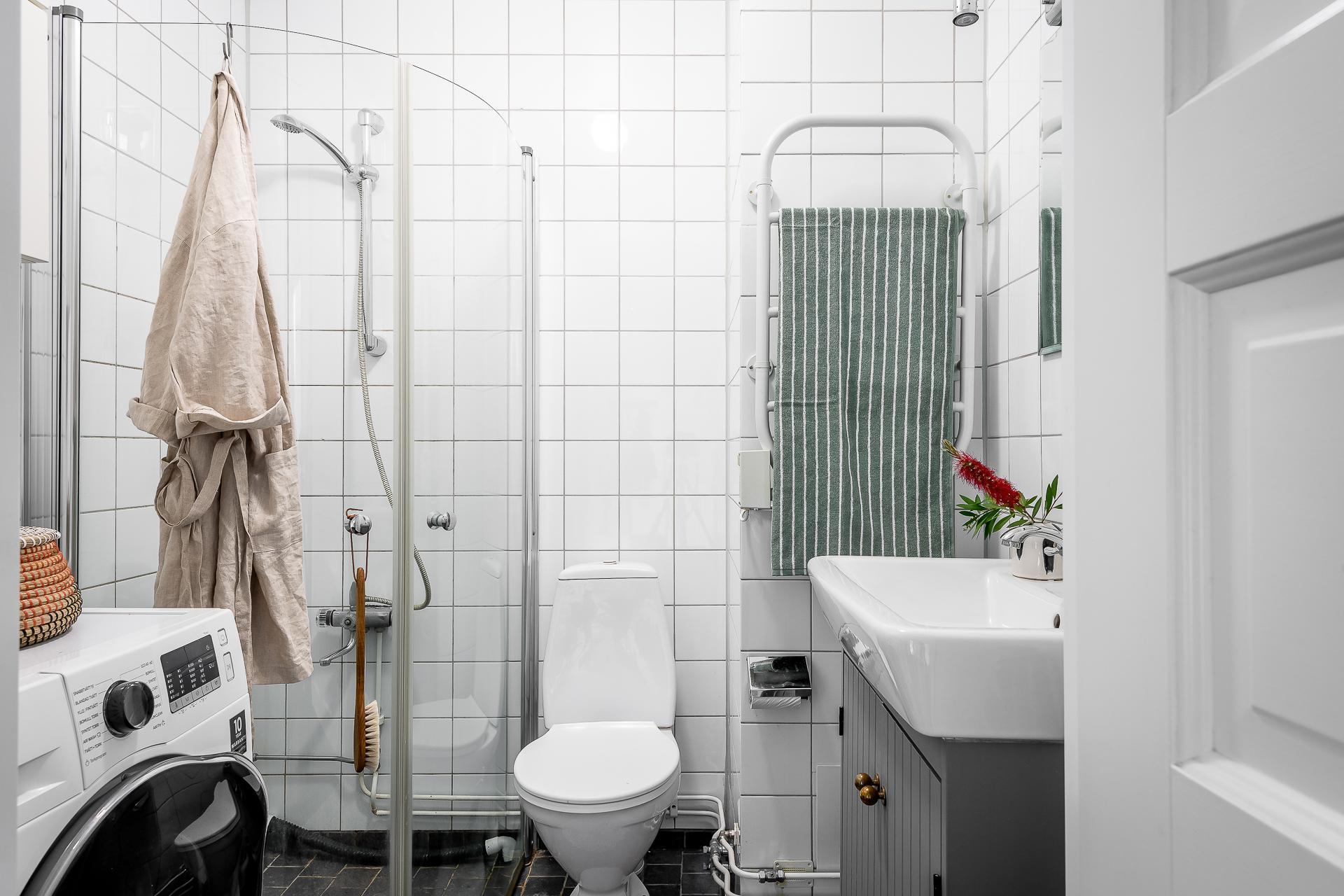 Renoverat badrum med tvättmaskin