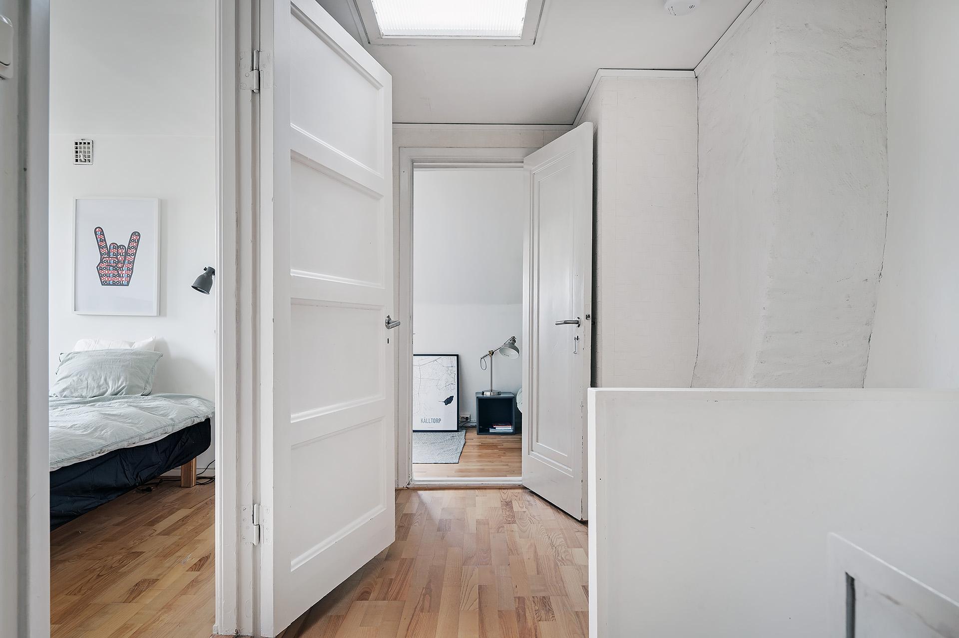 En delvis möblerbar hall på vindsplan