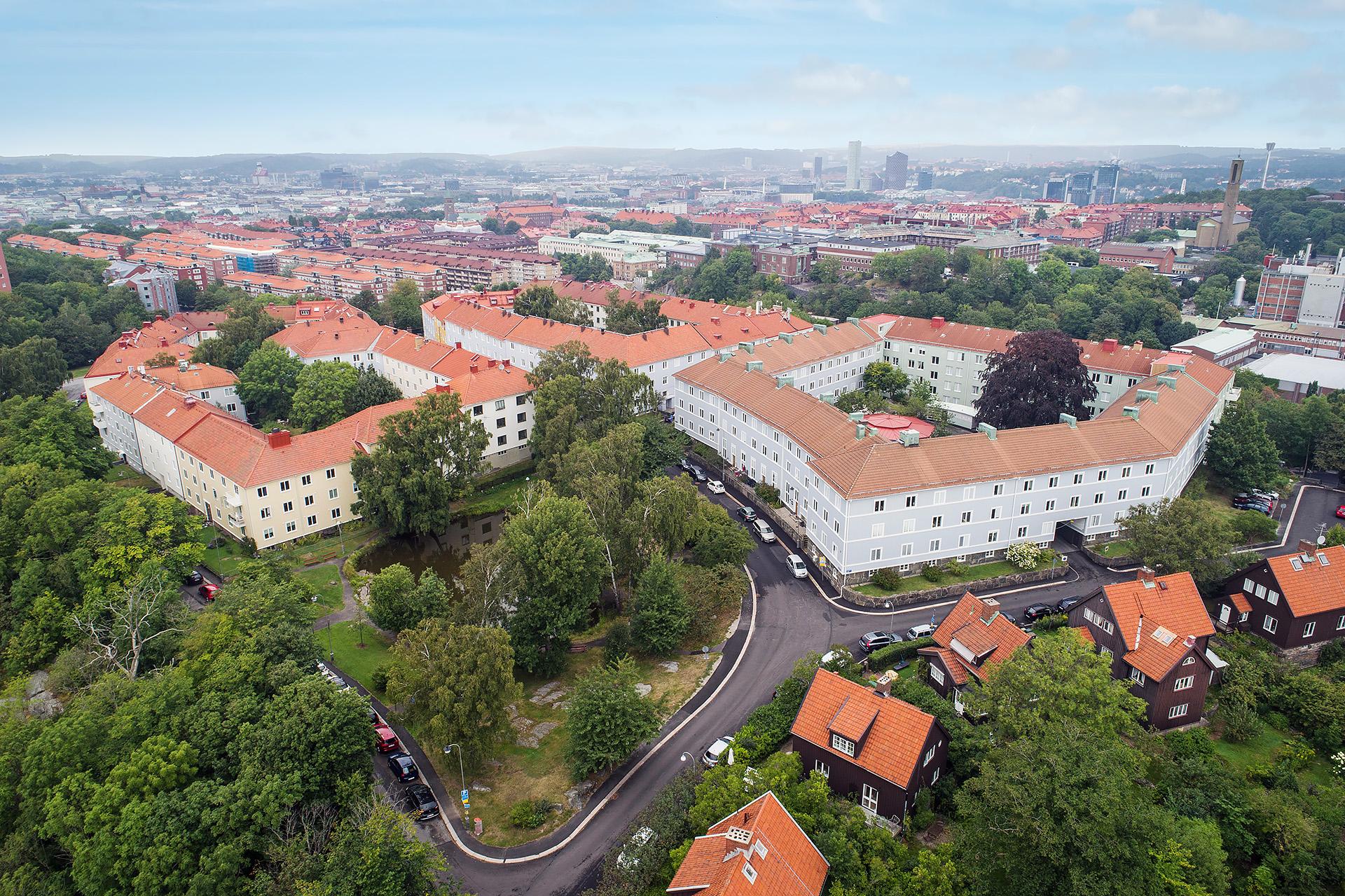 Inbäddad i grönska mitt i stan