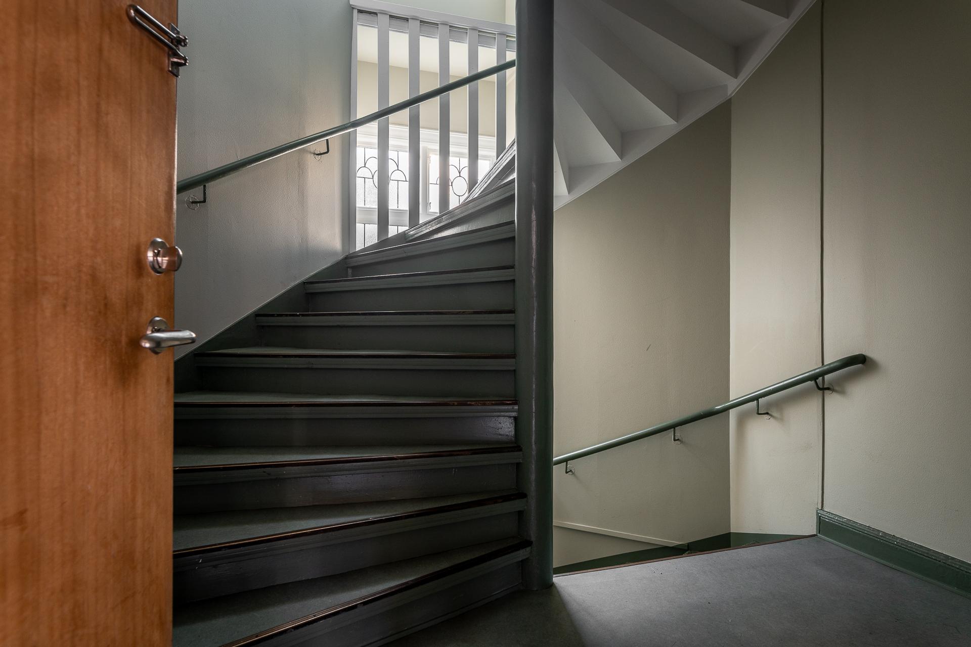 Renoverade, tidstypiska trapphus