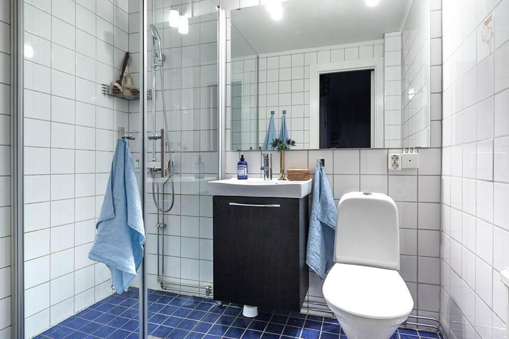 Lågupplöst Lågupplöst Något äldre badrum med nyare inredning