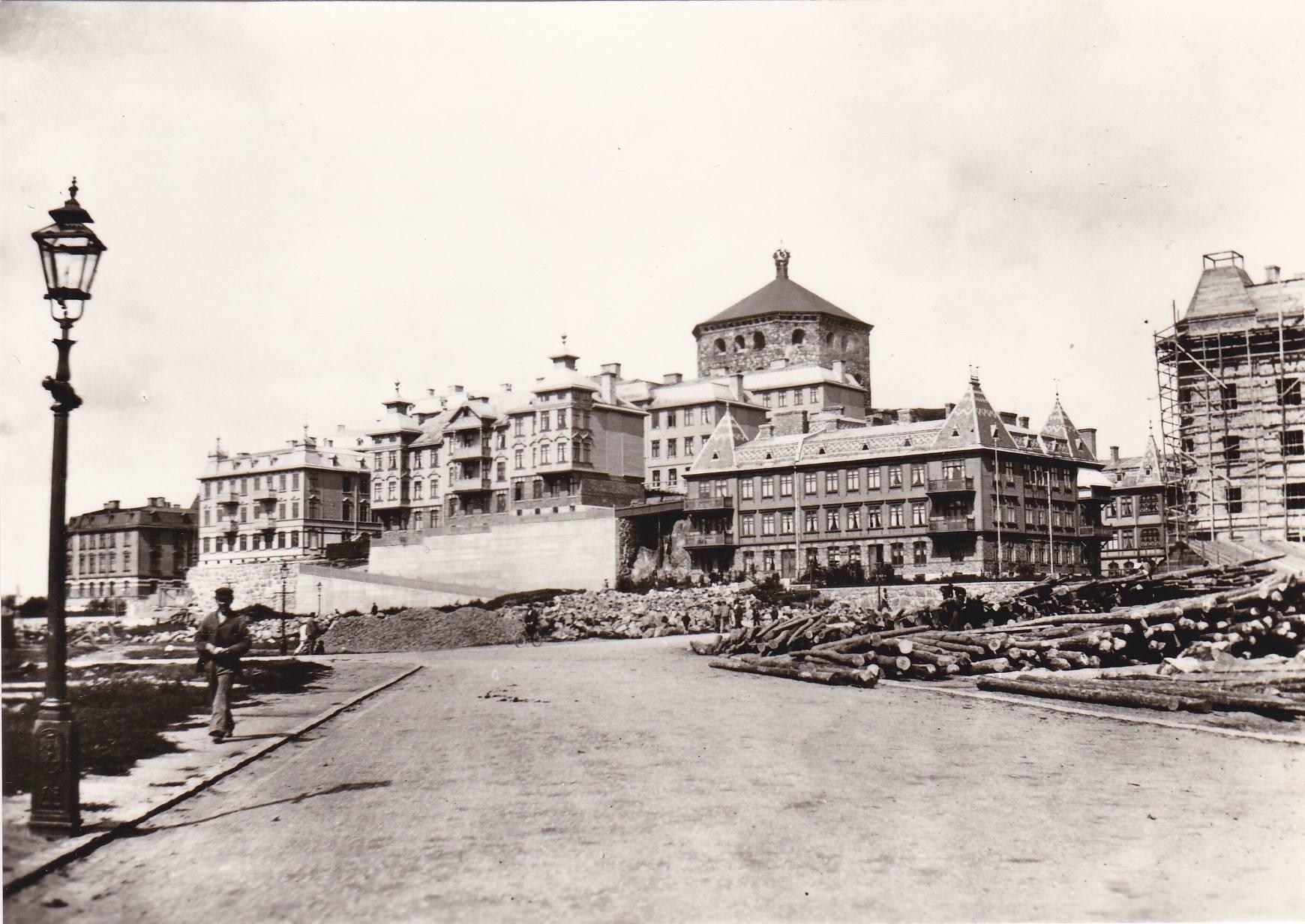 I huset till höger ligger vår charmiga fyra