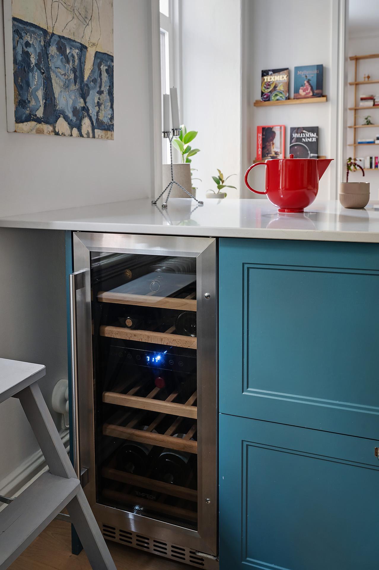 I köksön finns en vinkyl