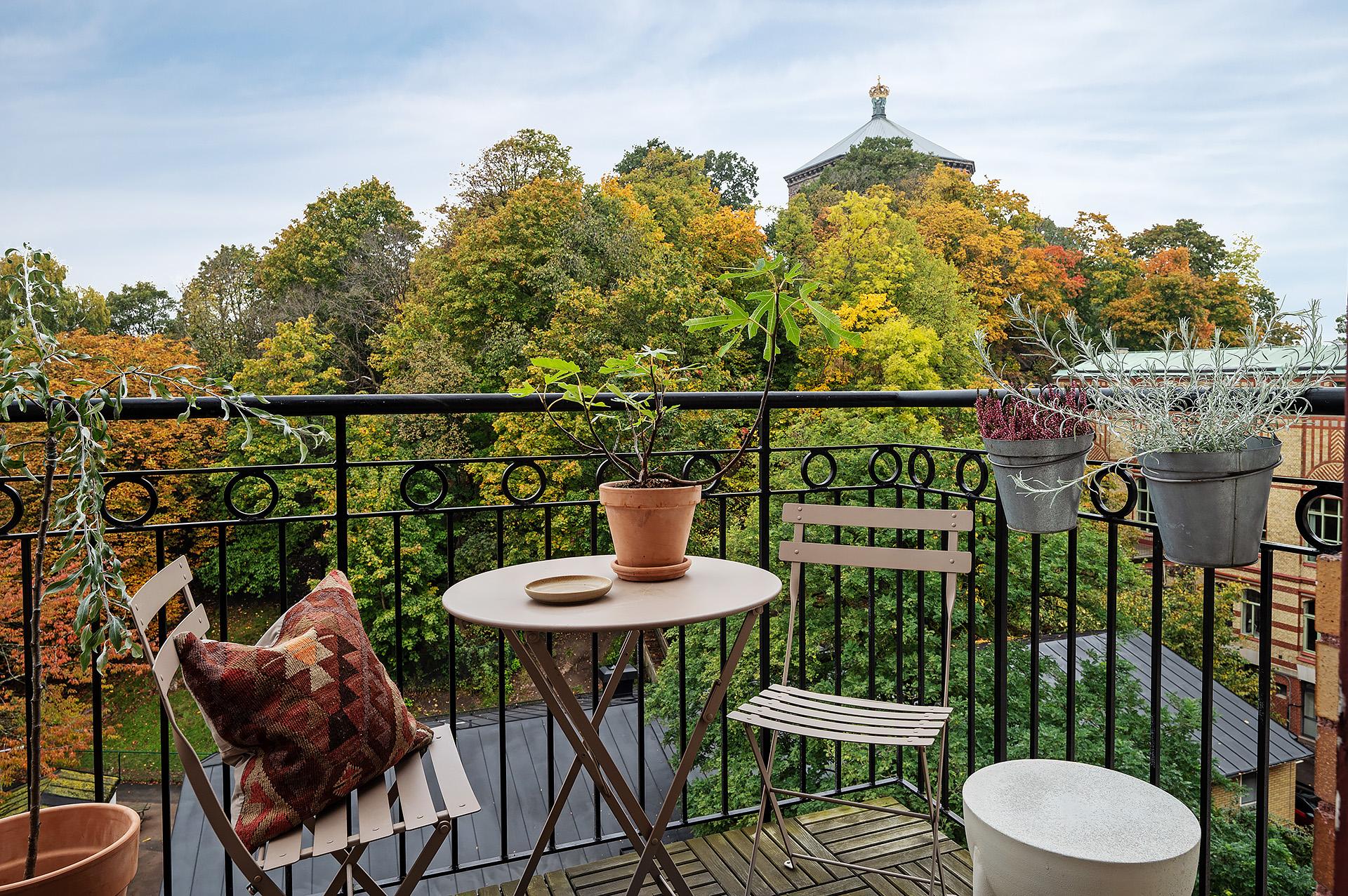 Solig västerbalkong med himlen i horisonten