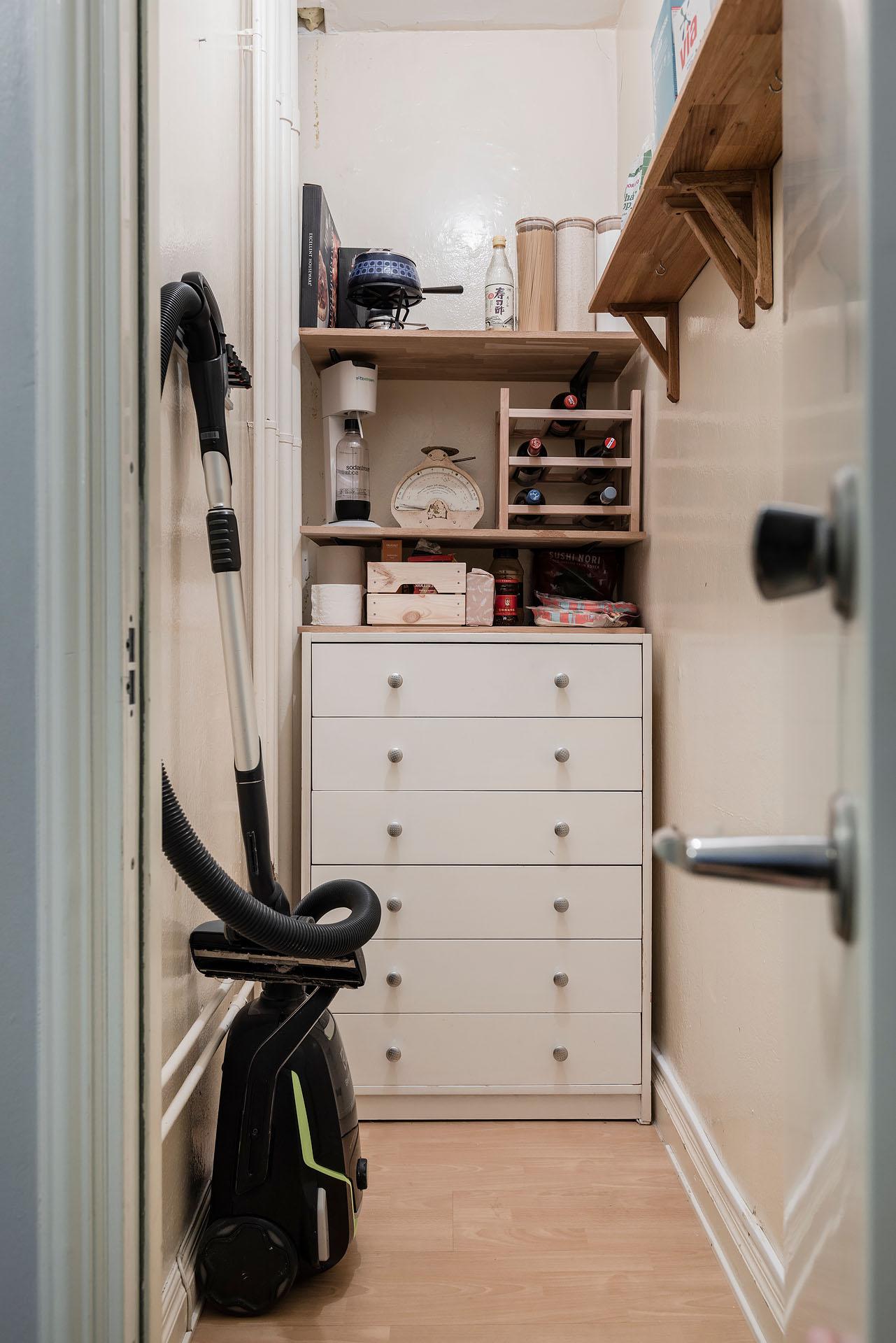 ...som används som städskåp och för extra förvaring.