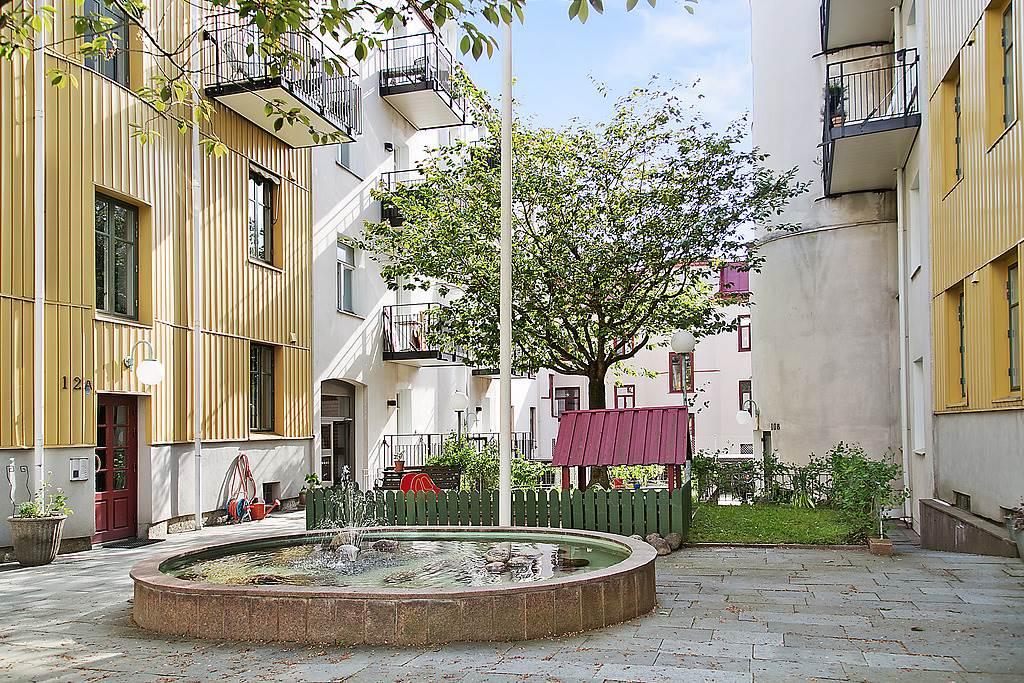 Lågupplöst Fontänen porlar friskt på samfällighetens gård