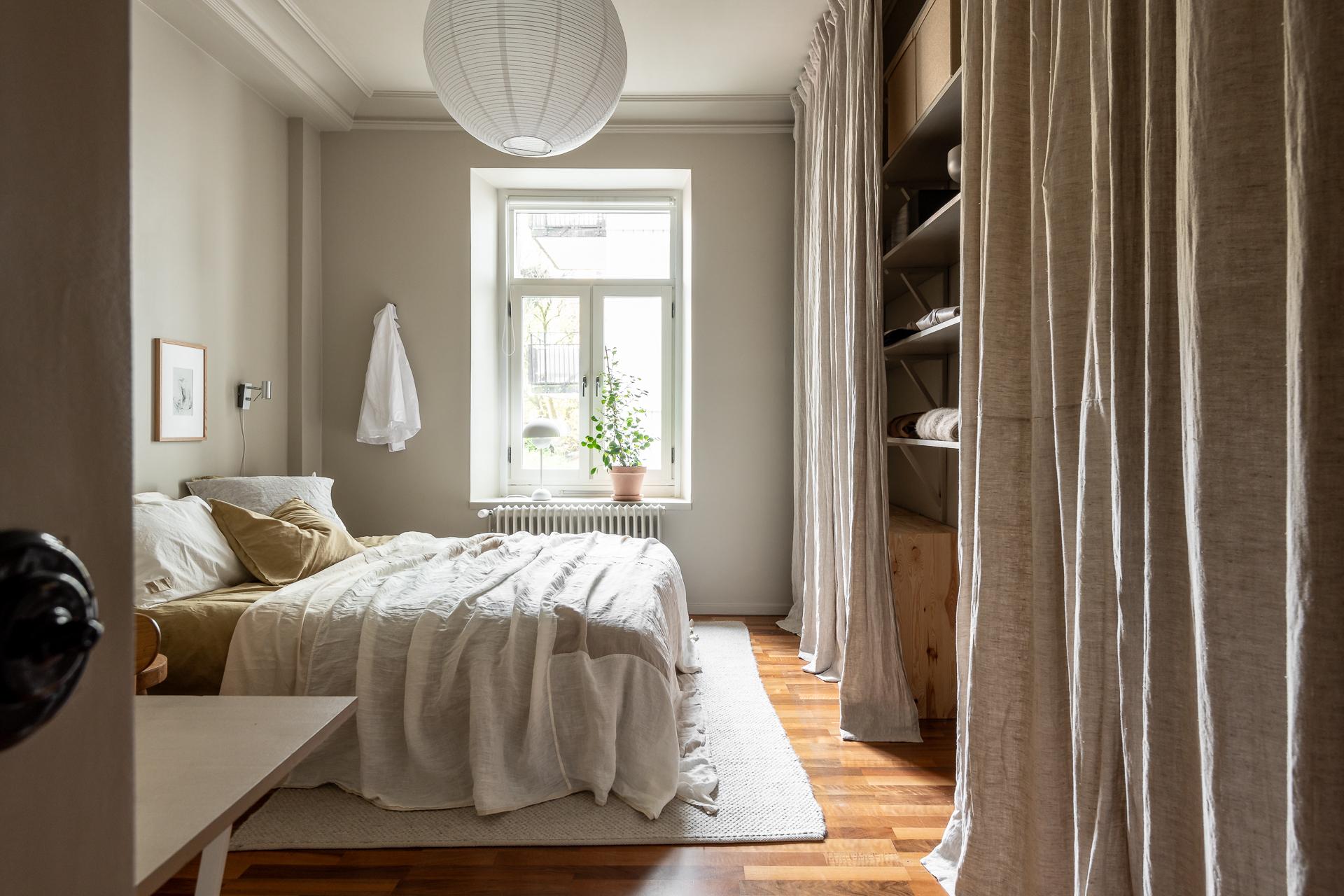 Trivsamt sovrum mot den tysta gården