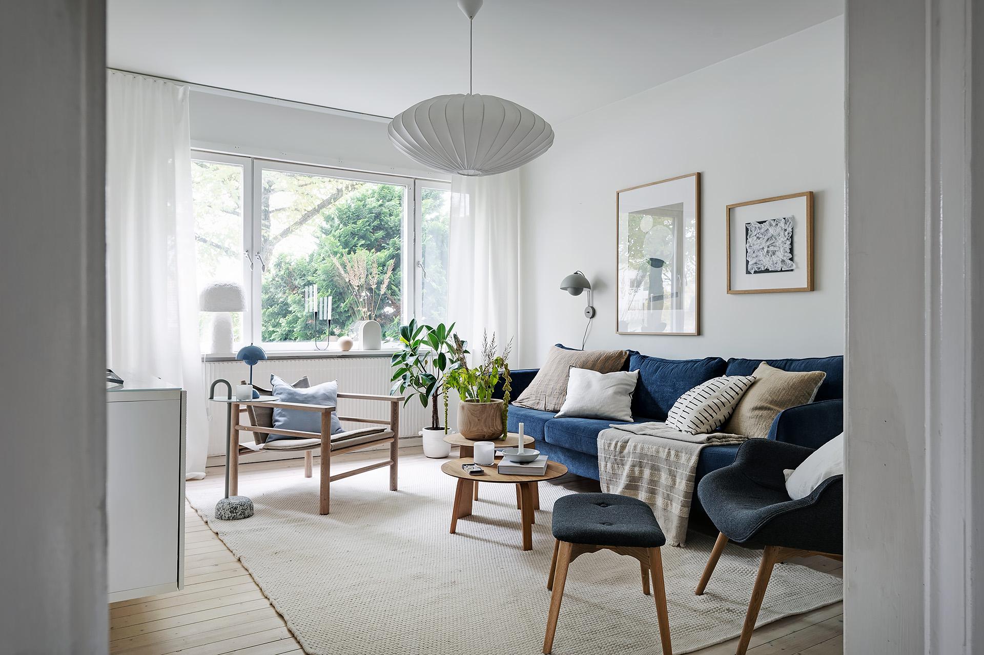 Rymligt vardagsrum på entréplan