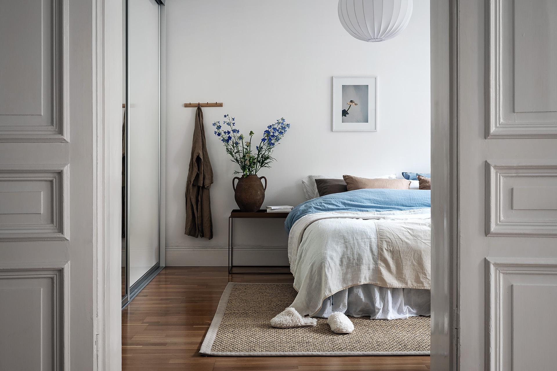 Massiva pardörrar avskiljer fint rummen