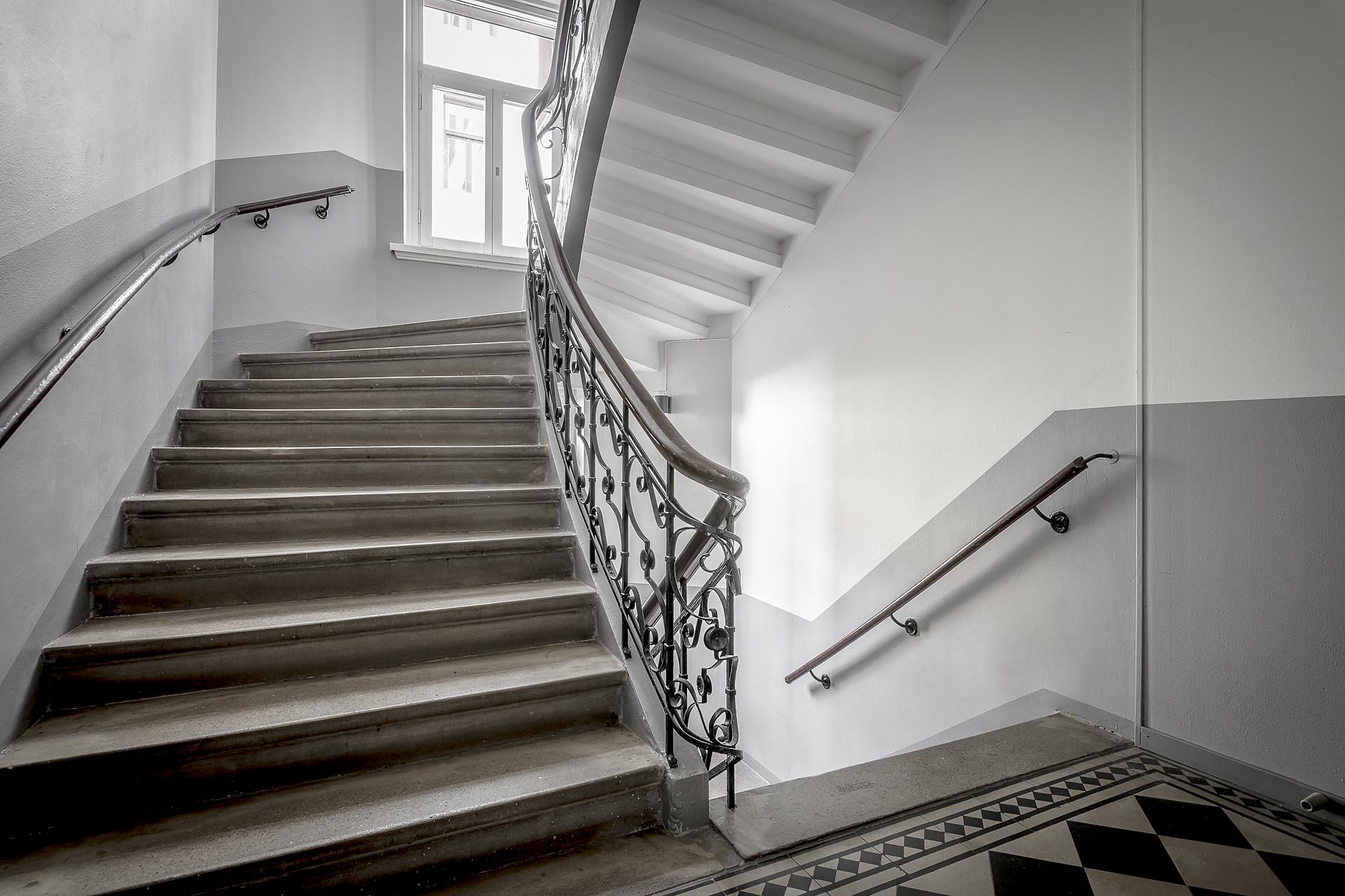 Renoverat trapphus i tidstypisk stil