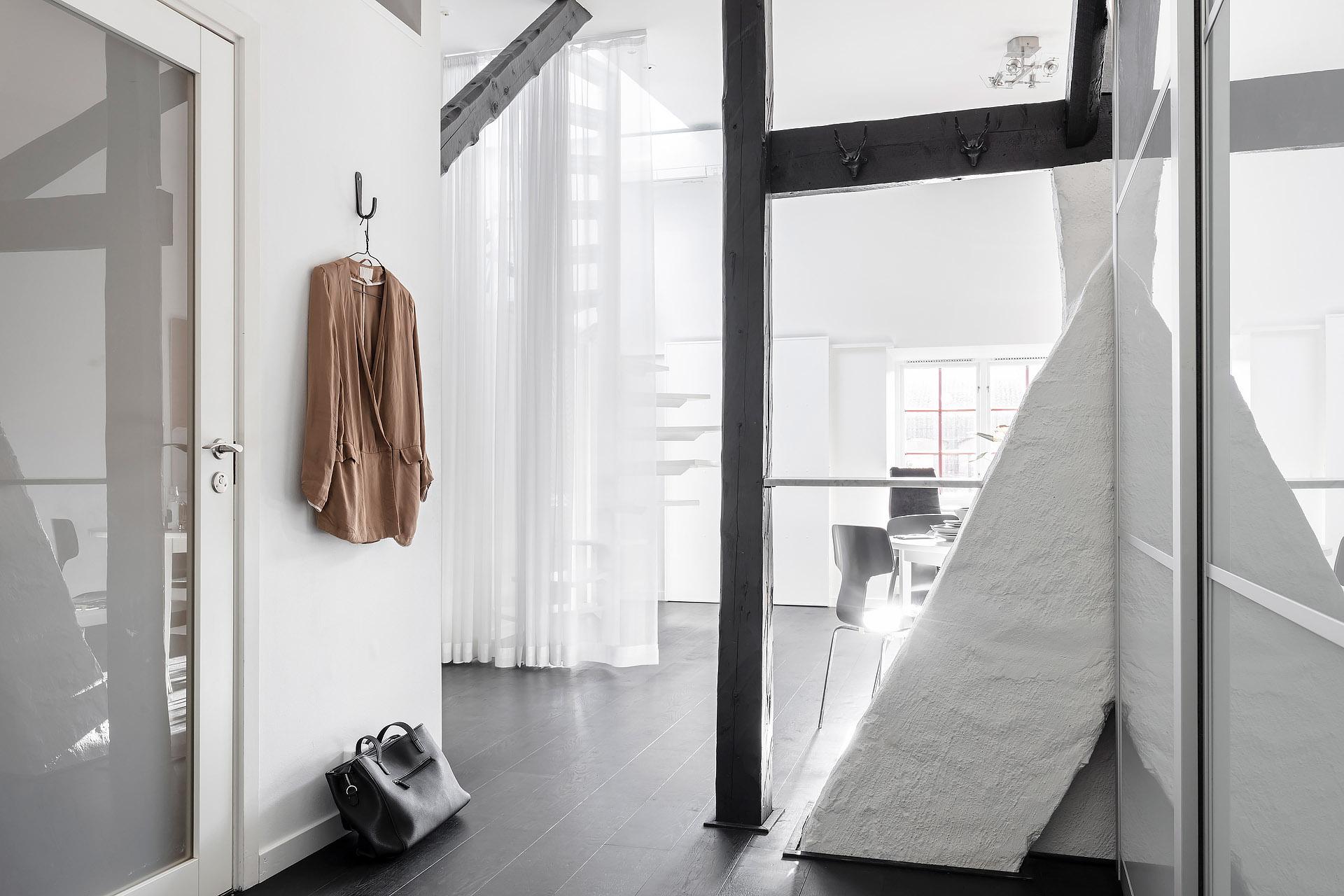 Lågupplöst Storslagen entré och takhöjden är slående