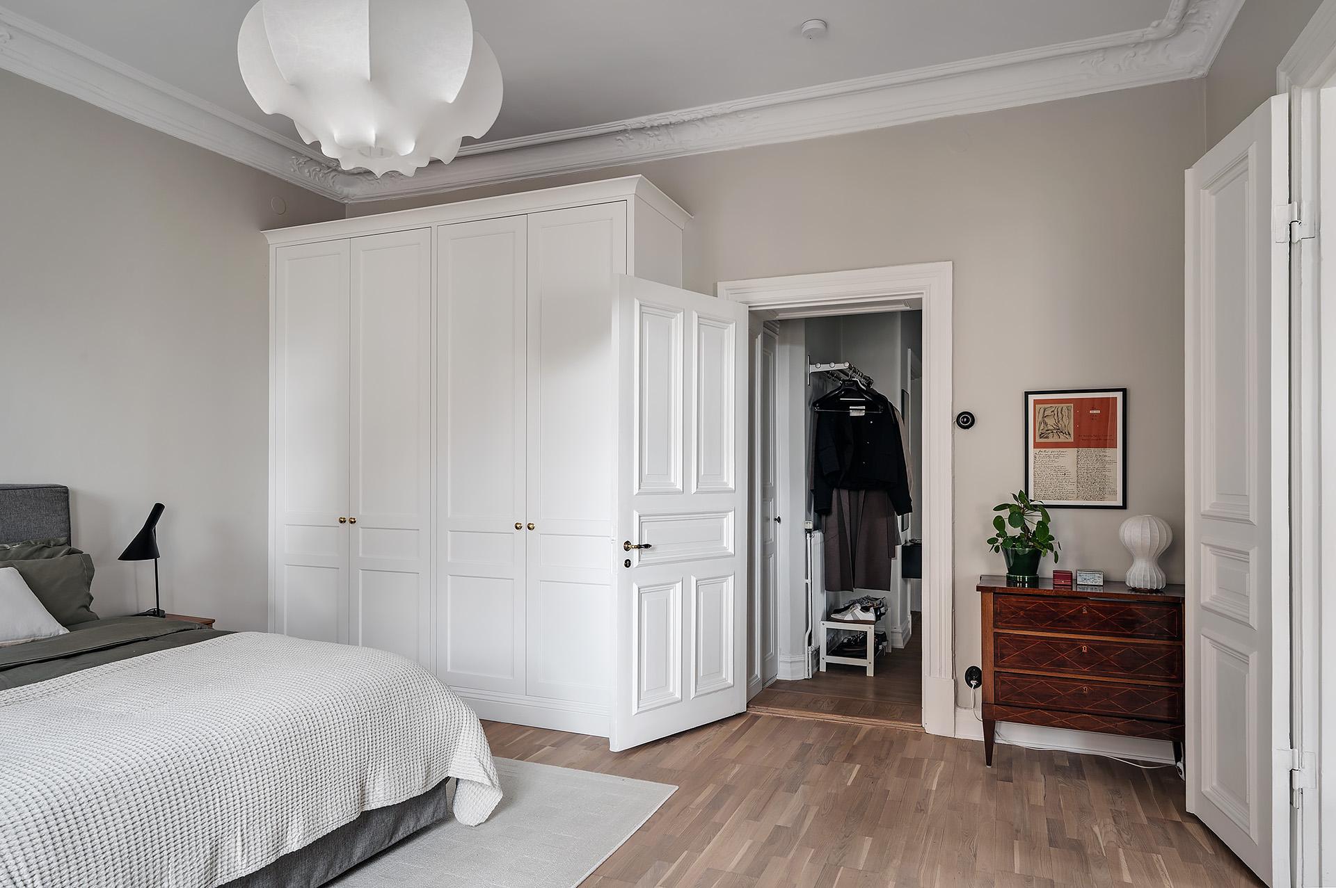 Platsbyggda garderober från Taras Hallgren & Son