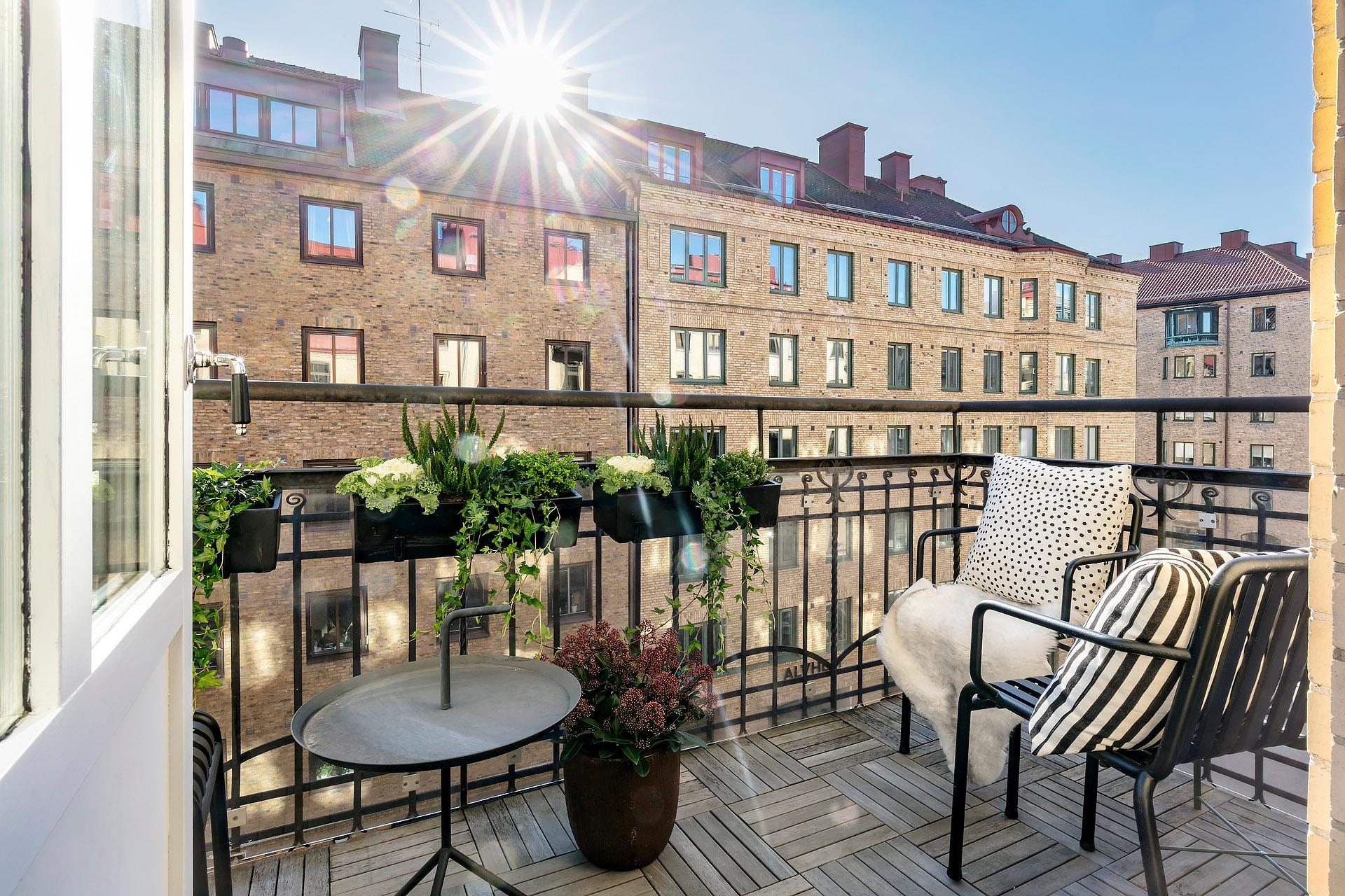 Balkongen är i rakt söderläge