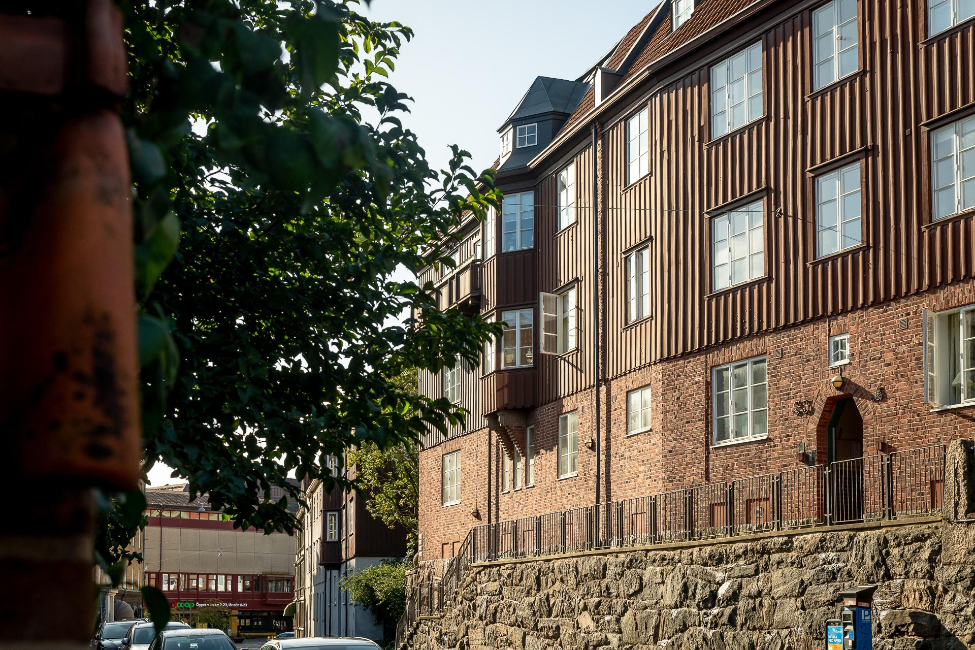 Huset står på en hög, reslig stensockel så våning två har känslan av våning tre och så vidare