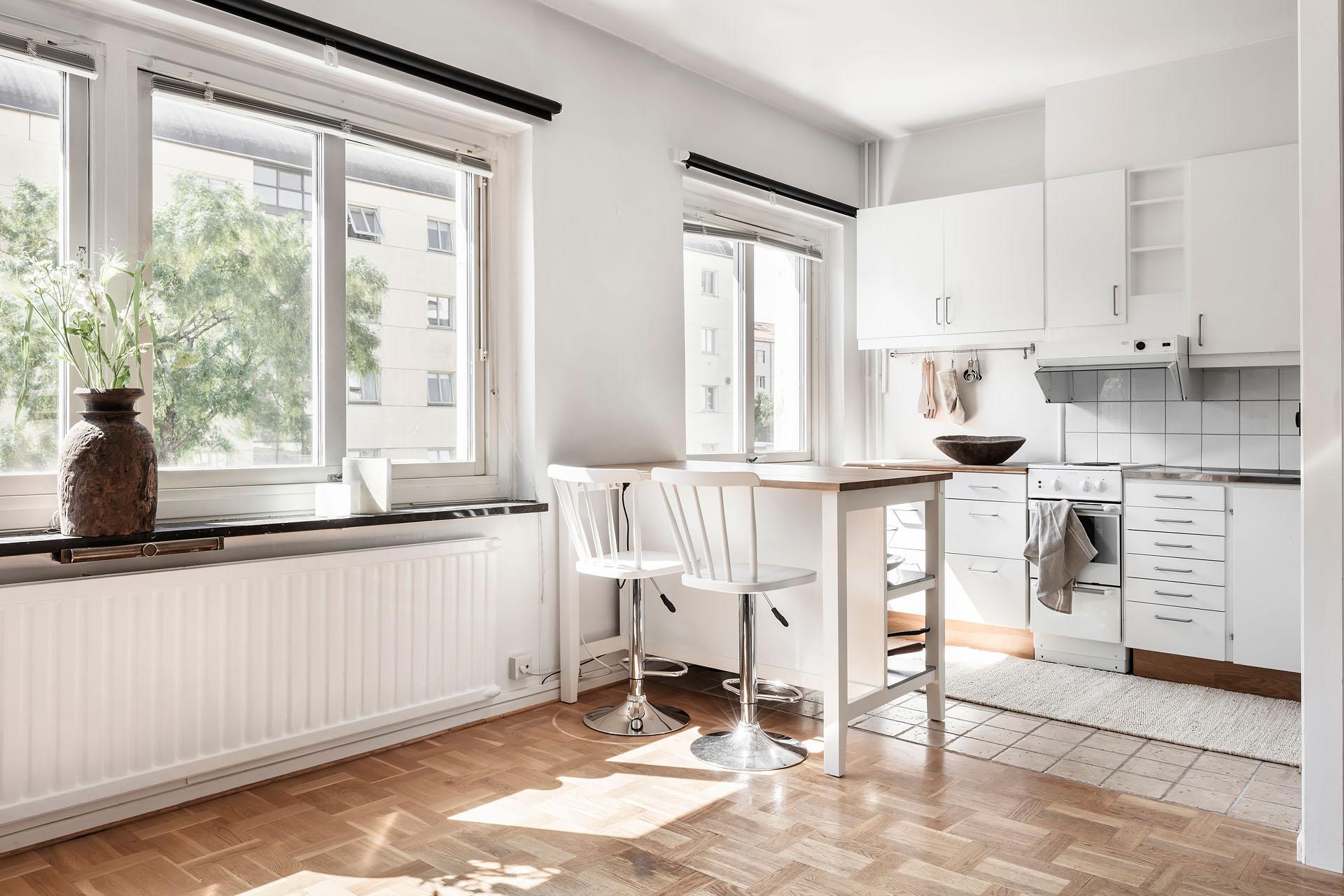 Rymligt allrum med öppen planlösning mot köket