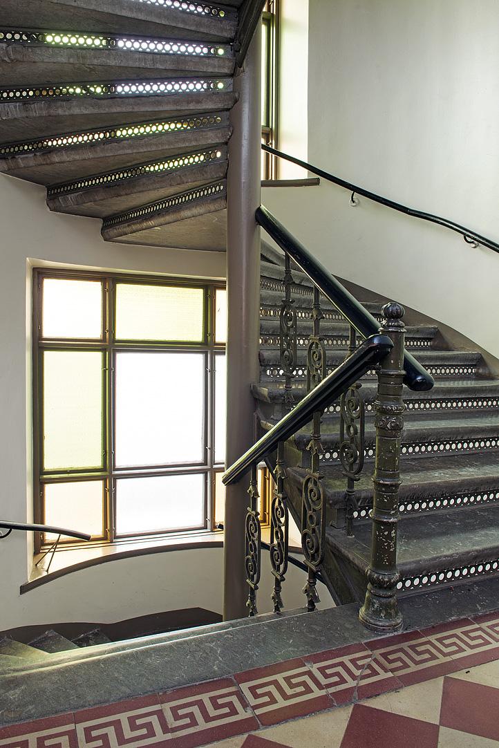 Även fönstren i trapphuset är ovanligt vackra