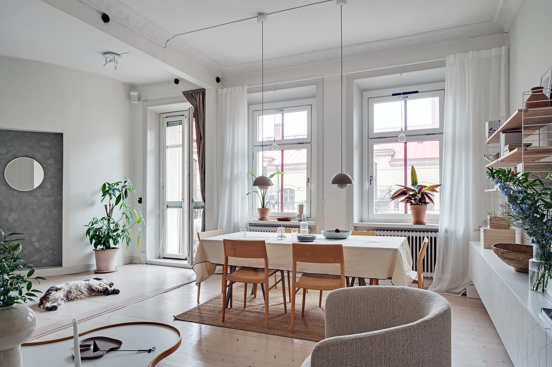 Via glasade dörrar nås den stora balkongen