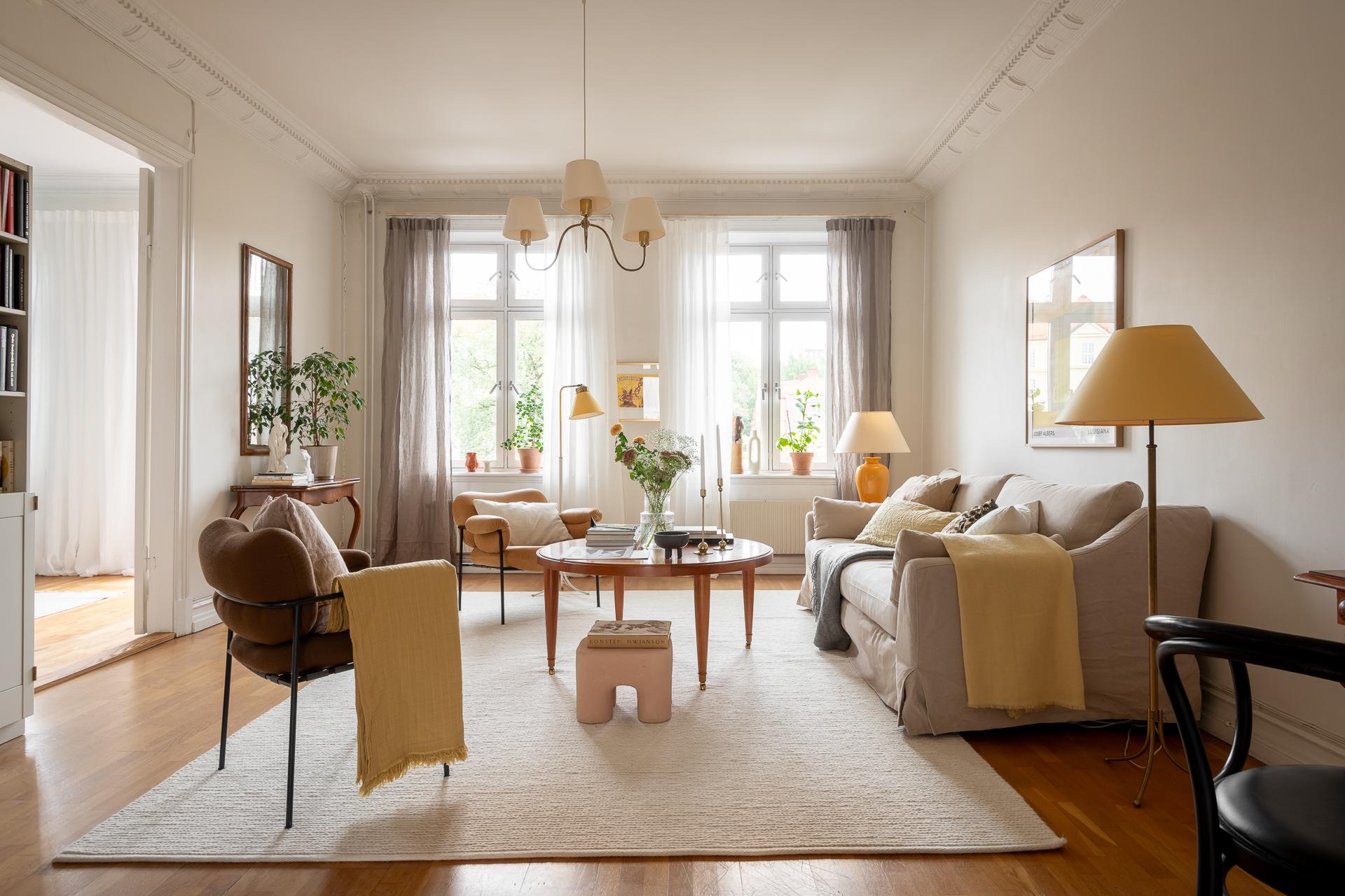 Pampiga rum med höga fönster