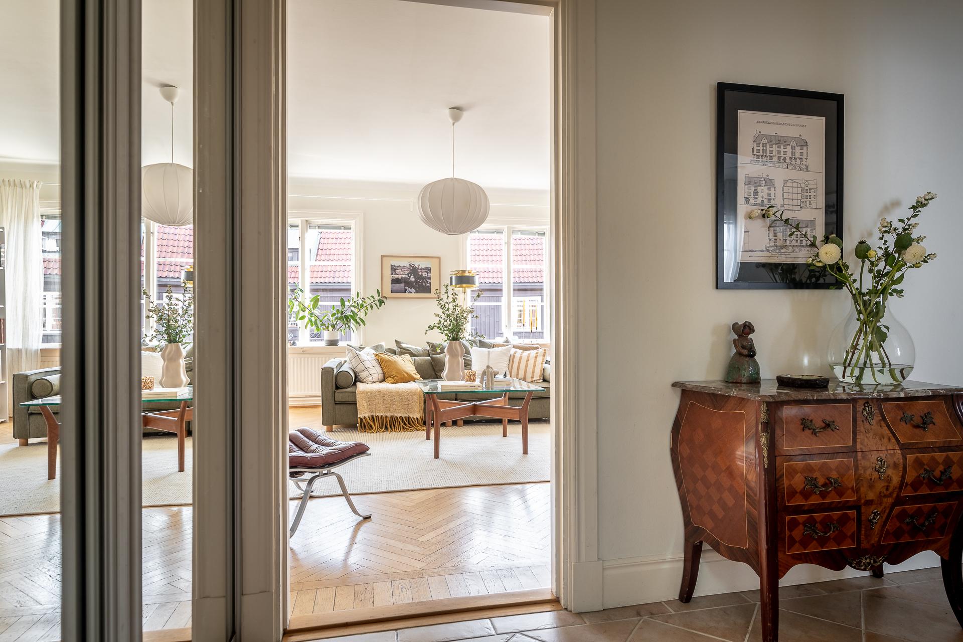 Genomgångslägenhet med fönster åt två håll