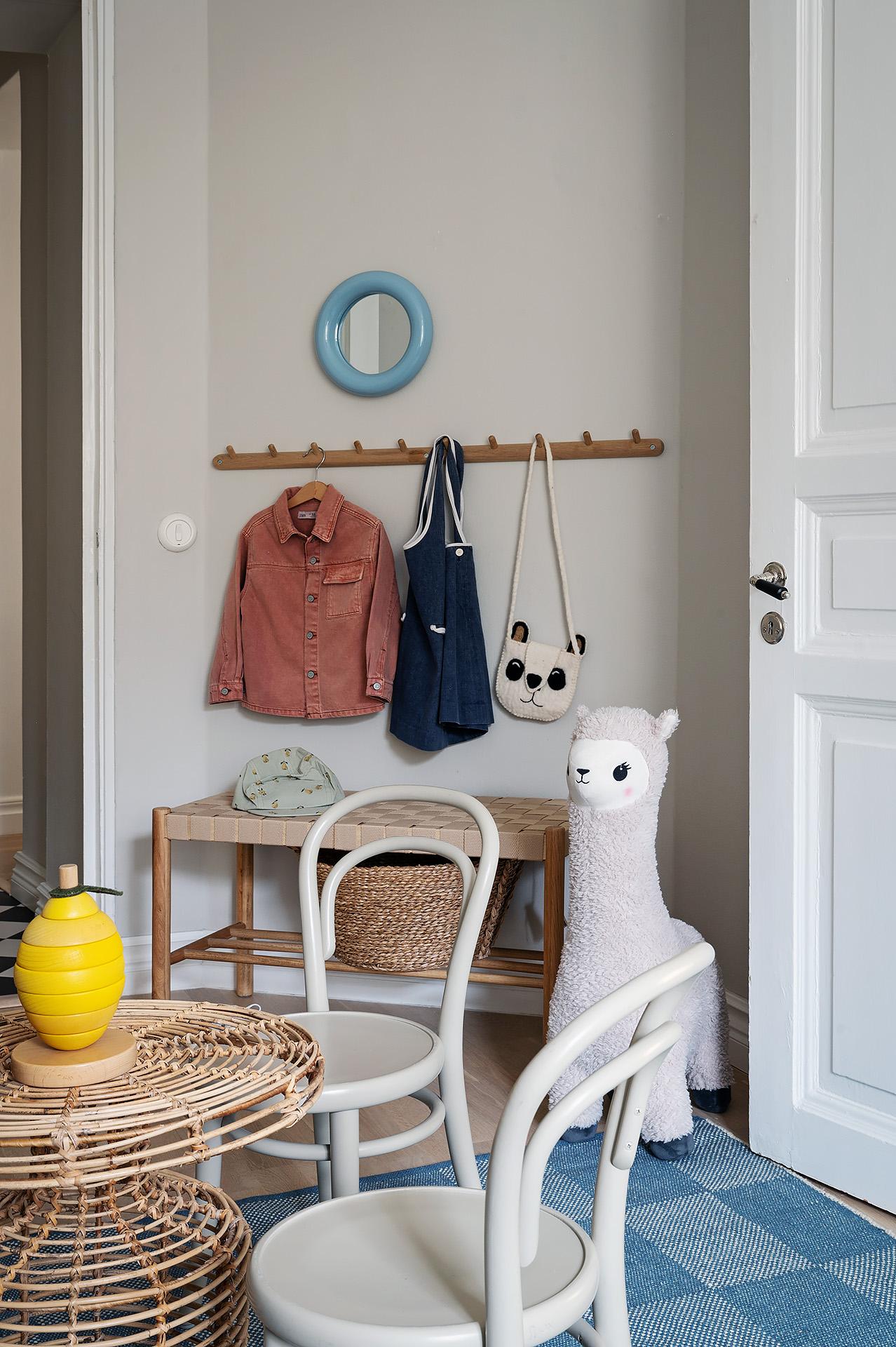 Väggarna är målade i Jotuns "Kalk"